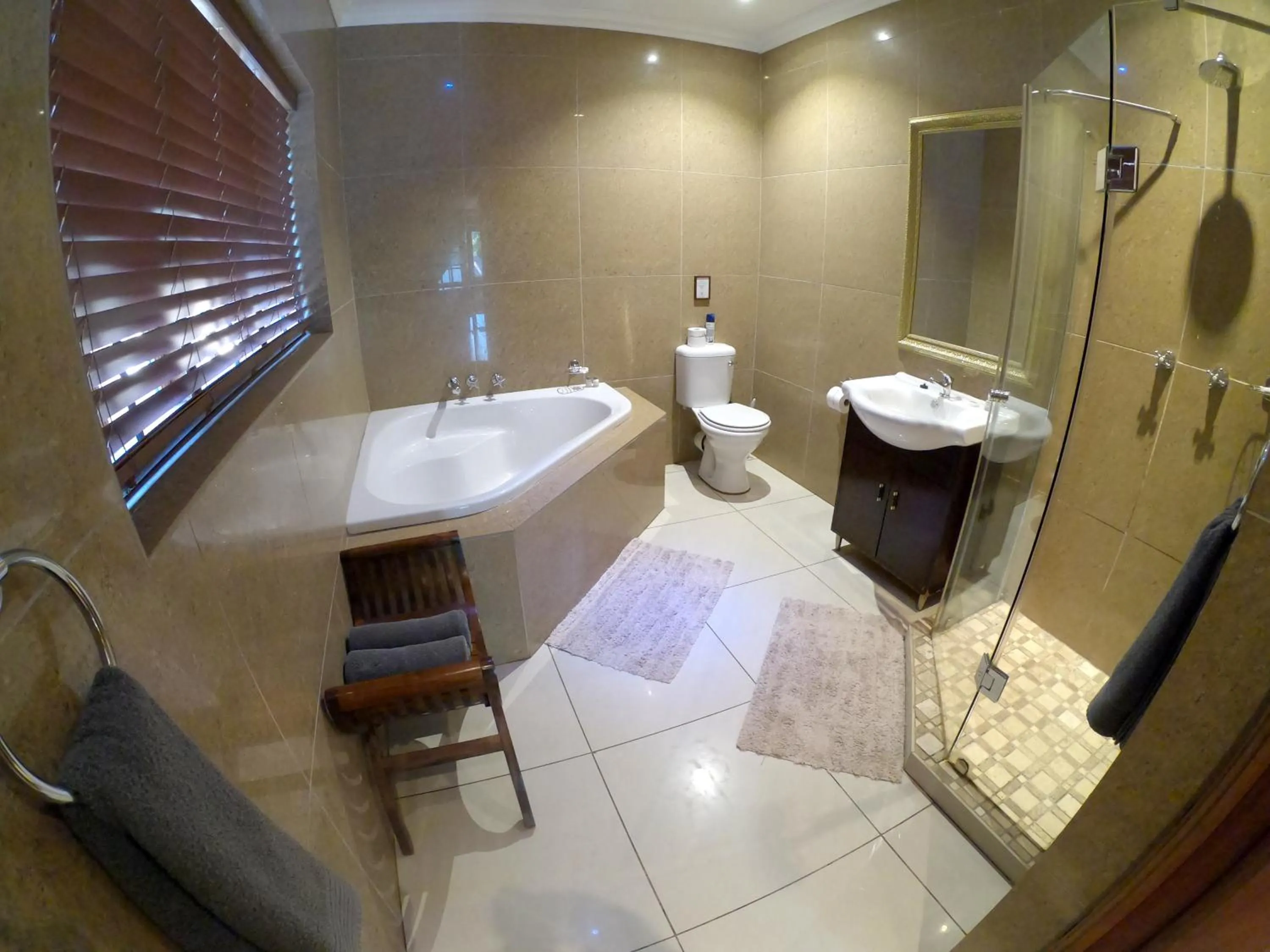 Bathroom in Tuskers Bush Lodge B&B