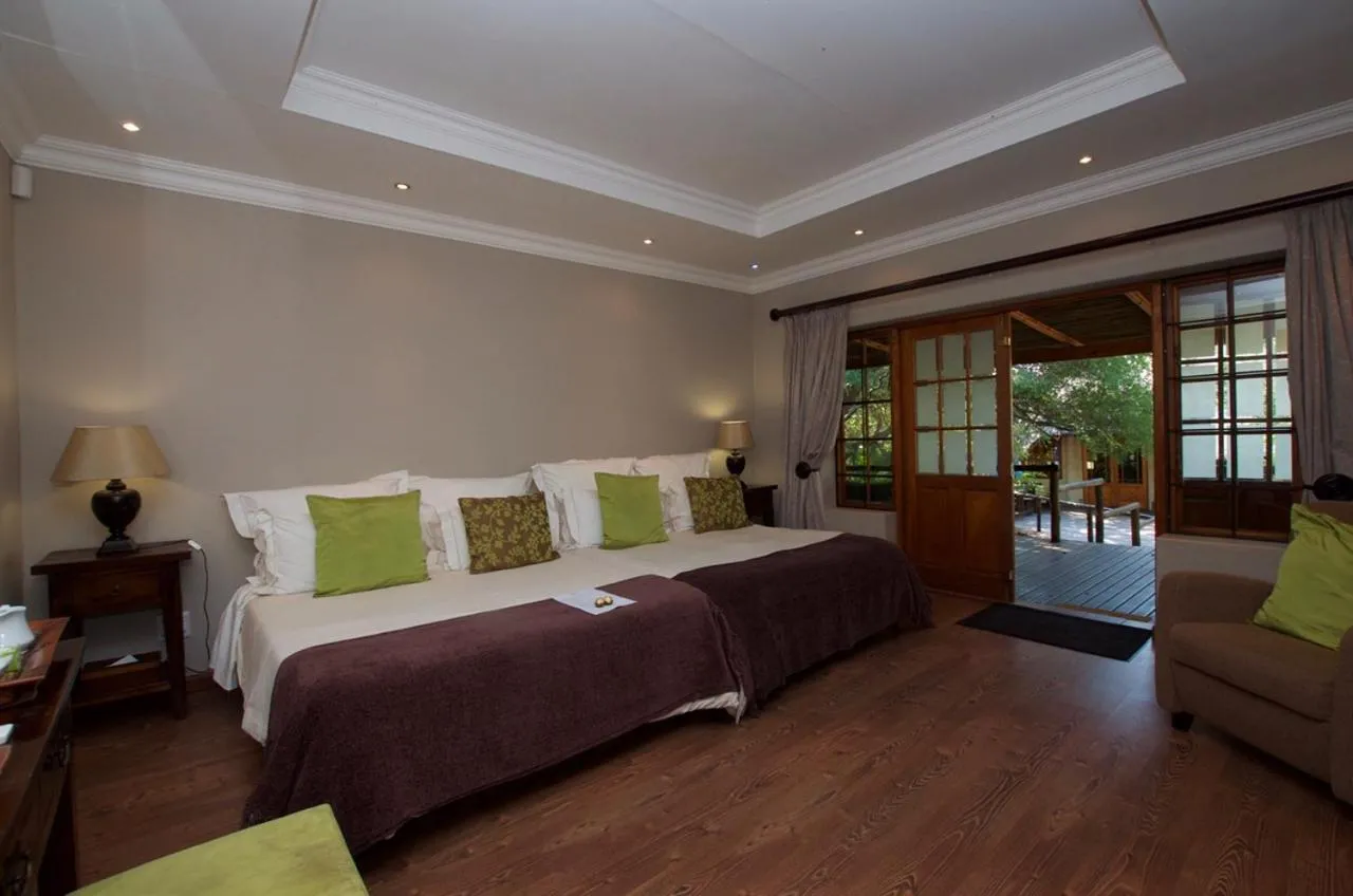 Shower, Bed in Tuskers Bush Lodge B&B