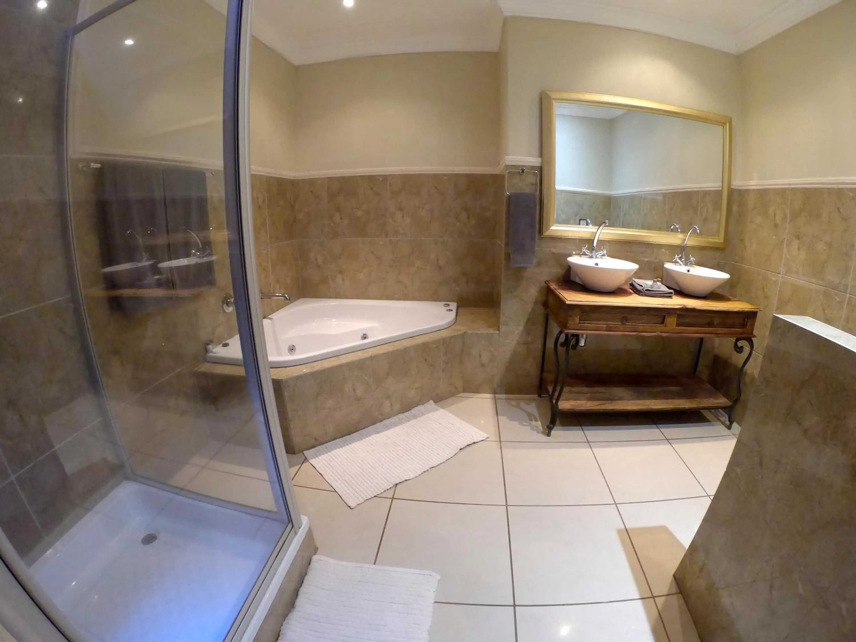 Bathroom in Tuskers Bush Lodge B&B