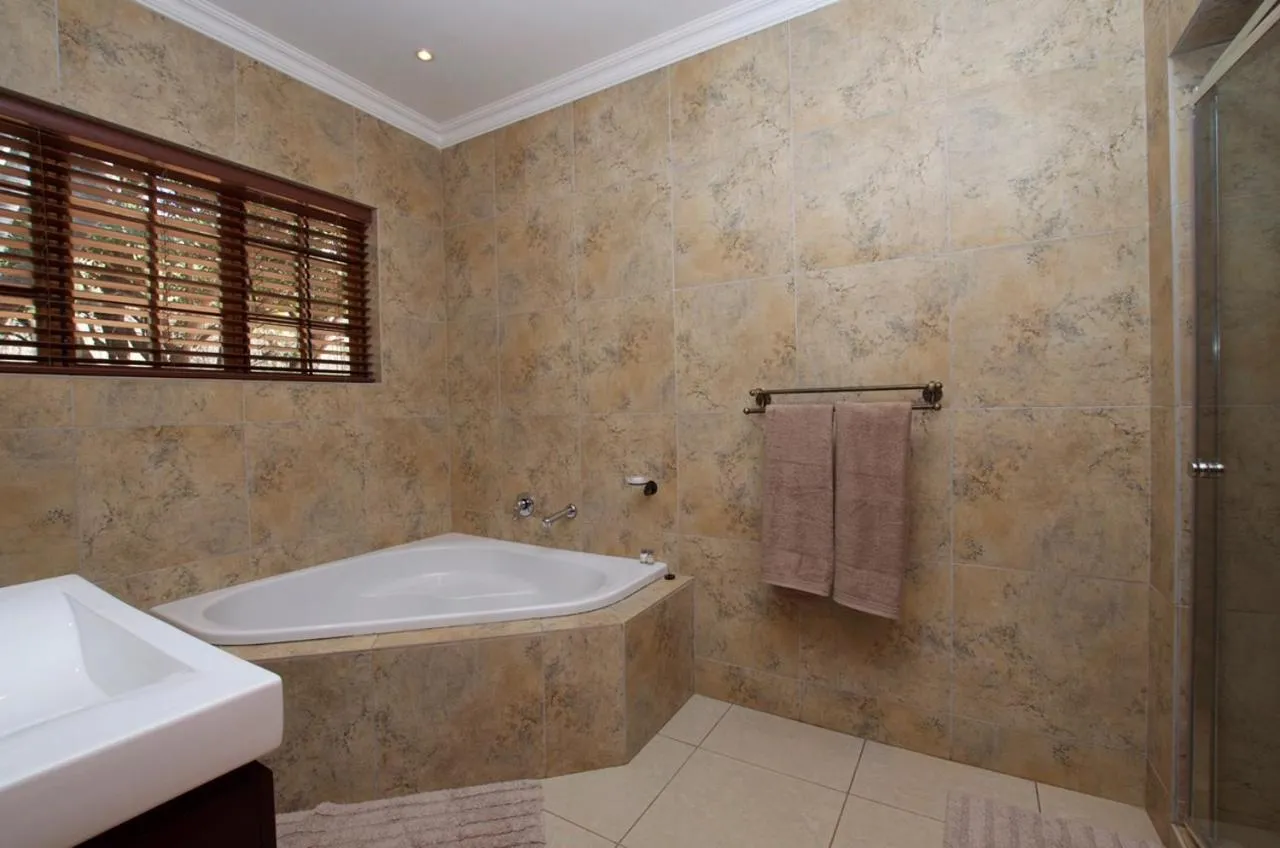 Shower in Tuskers Bush Lodge B&B