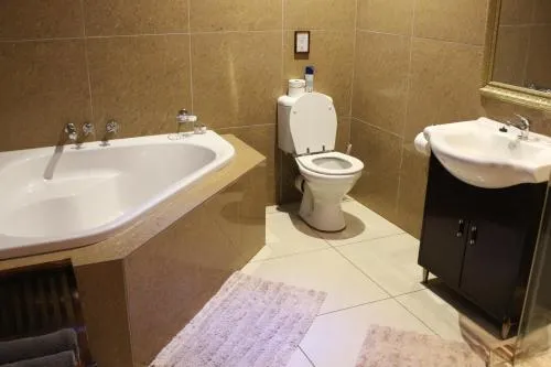 Tuskers Bush Lodge B&B