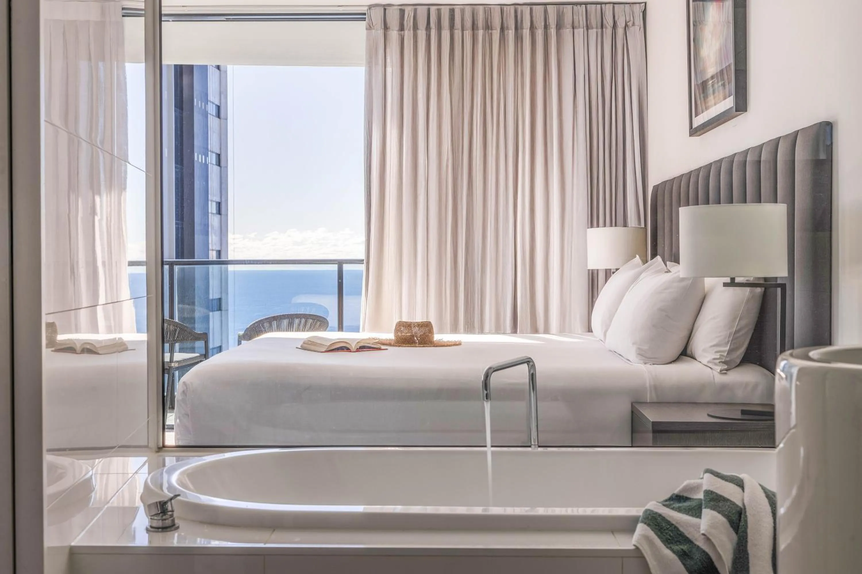 Bedroom, Bed in Peppers Broadbeach