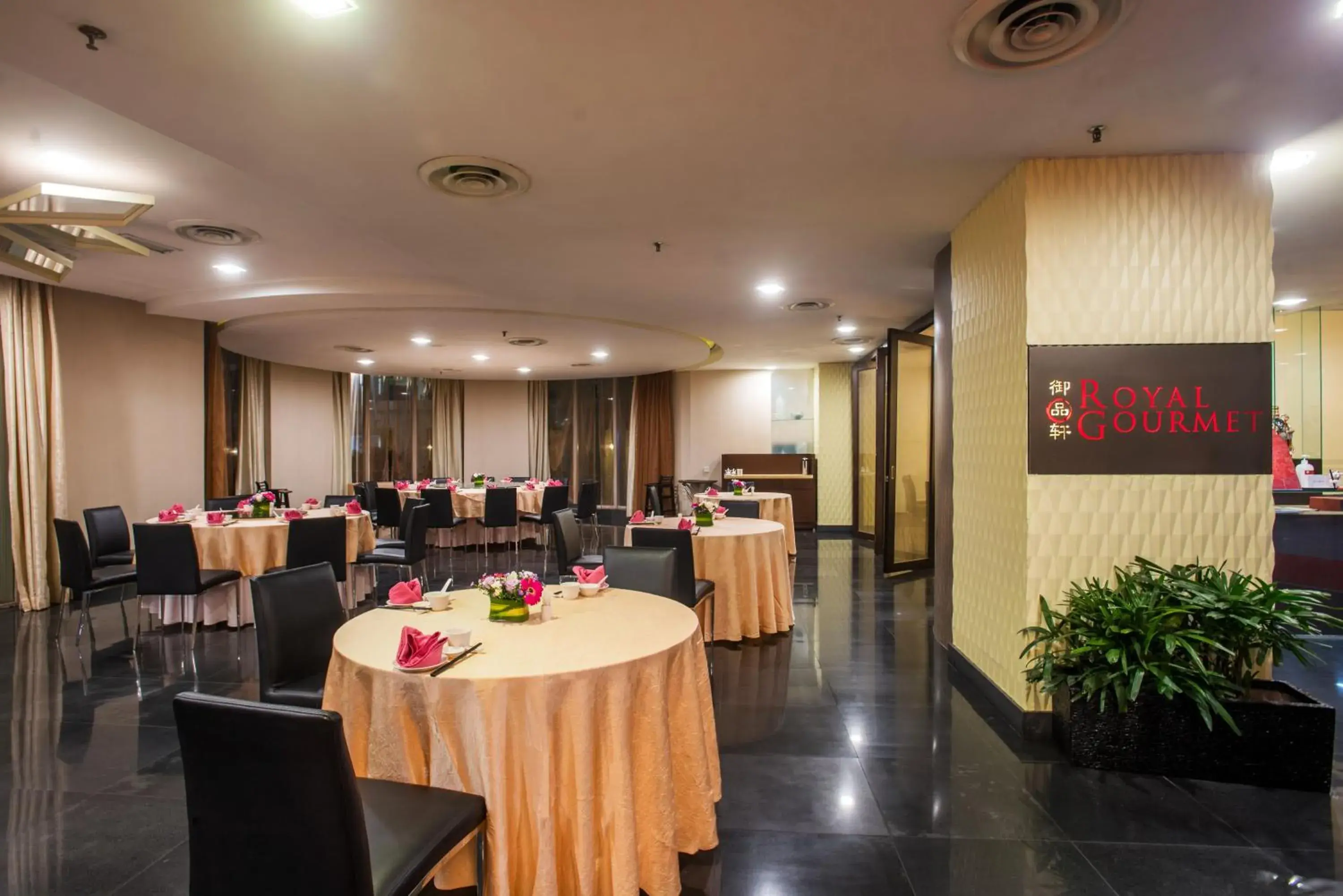 Restaurant/places to eat in Premiere Hotel - Complimentary Shuttle to Klang Wholesale Market Restaurant/places to eat in Premiere Hotel - Complimentary Shuttle to Klang Wholesale Market