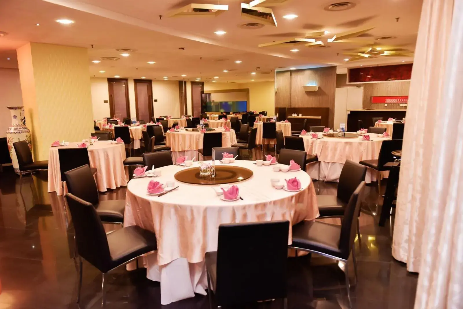 Restaurant/places to eat in Premiere Hotel - Complimentary Shuttle to Klang Wholesale Market Restaurant/places to eat in Premiere Hotel - Complimentary Shuttle to Klang Wholesale Market
