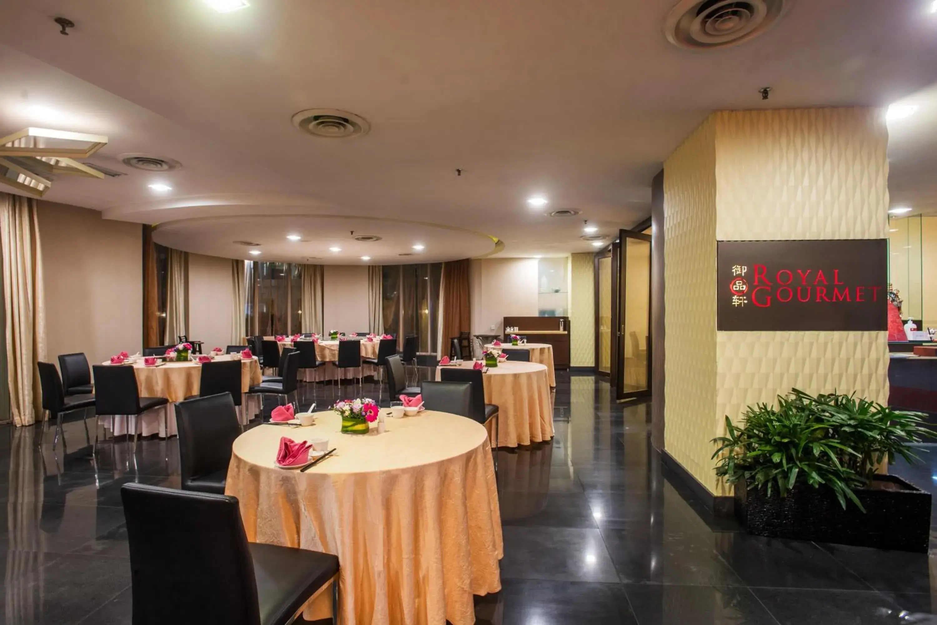 Restaurant/Places to Eat in Premiere Hotel