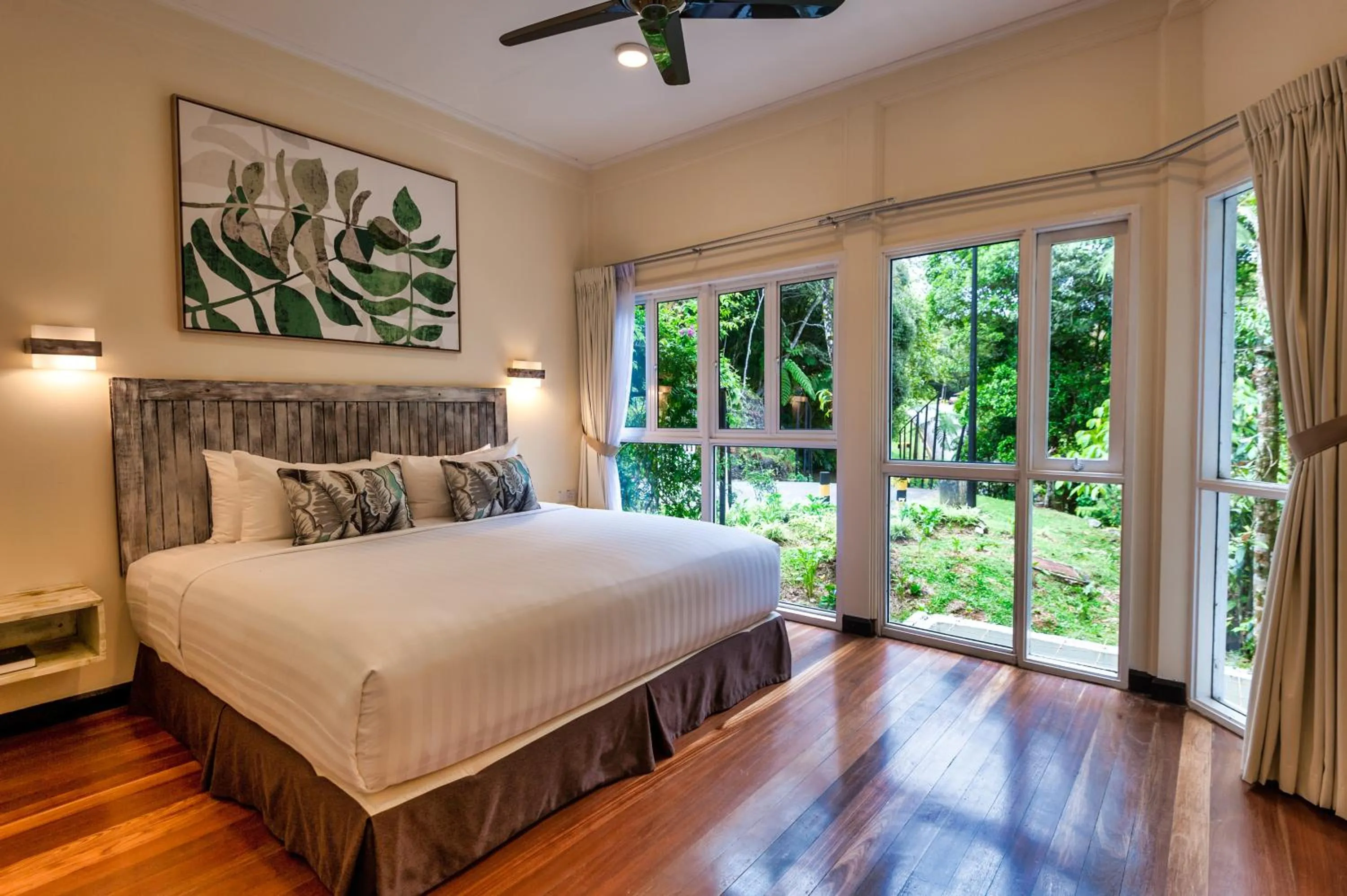 Bed in Sutera Sanctuary Lodges At Kinabalu Park