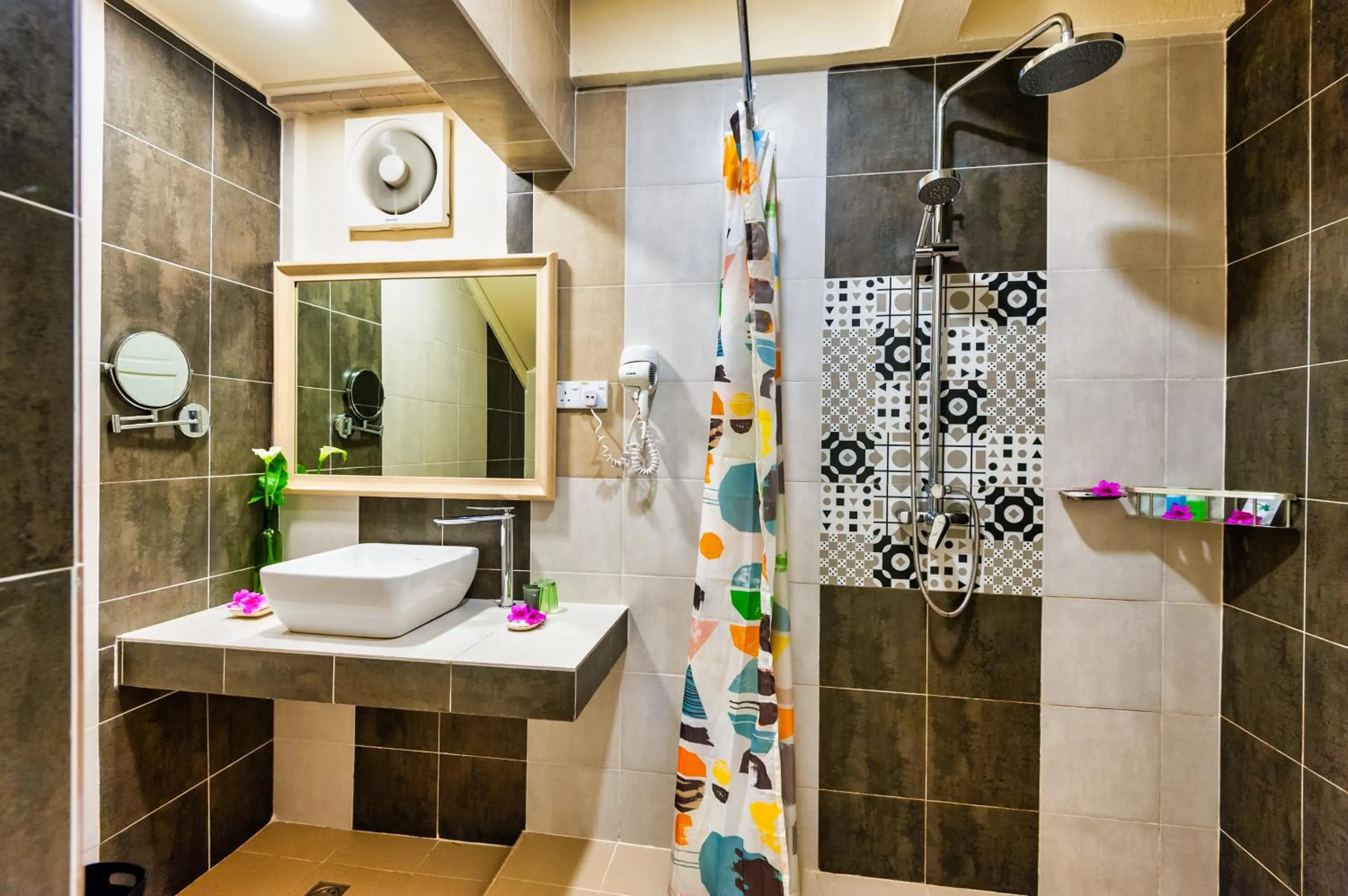 Shower in Sutera Sanctuary Lodges At Kinabalu Park
