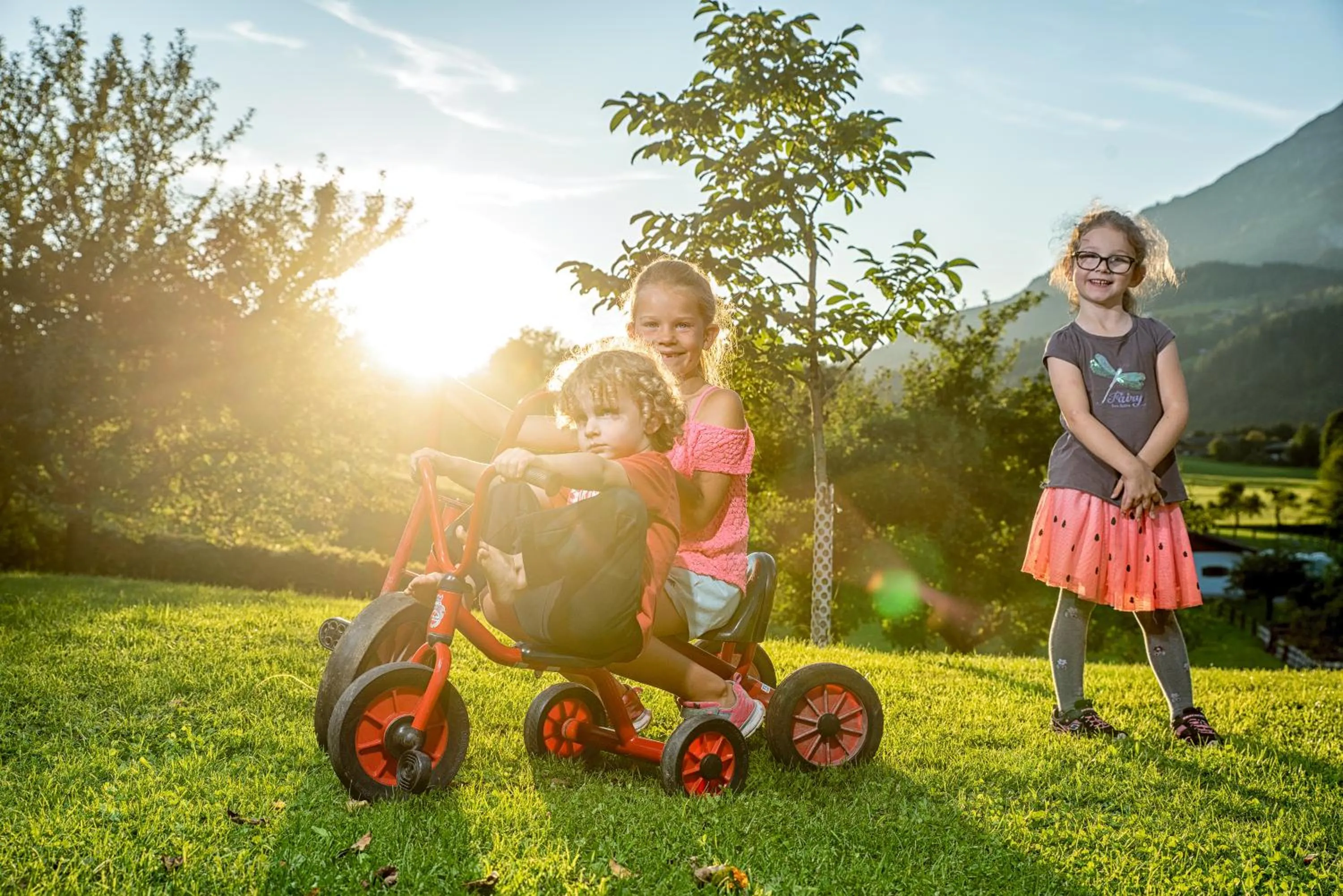 children in Das Stoaberg