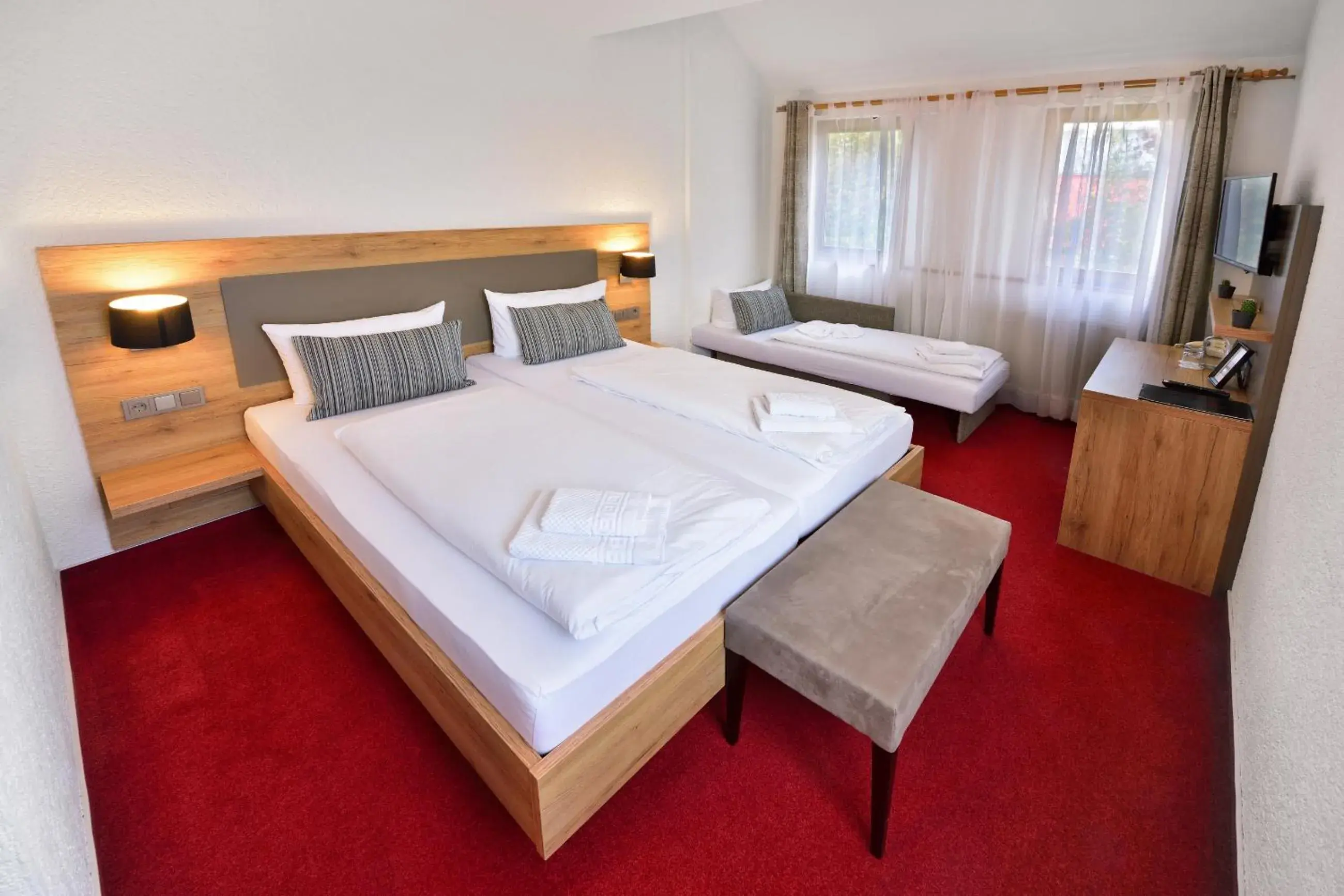 Triple Room with Bathroom in Vico's Hotel & Restaurant Asperg Triple Room with Bathroom in Vico's Hotel & Restaurant Asperg