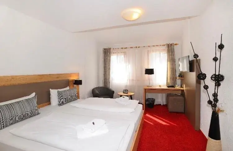 Double Room with Private Bathroom in Vico's Hotel & Restaurant Asperg Double Room with Private Bathroom in Vico's Hotel & Restaurant Asperg