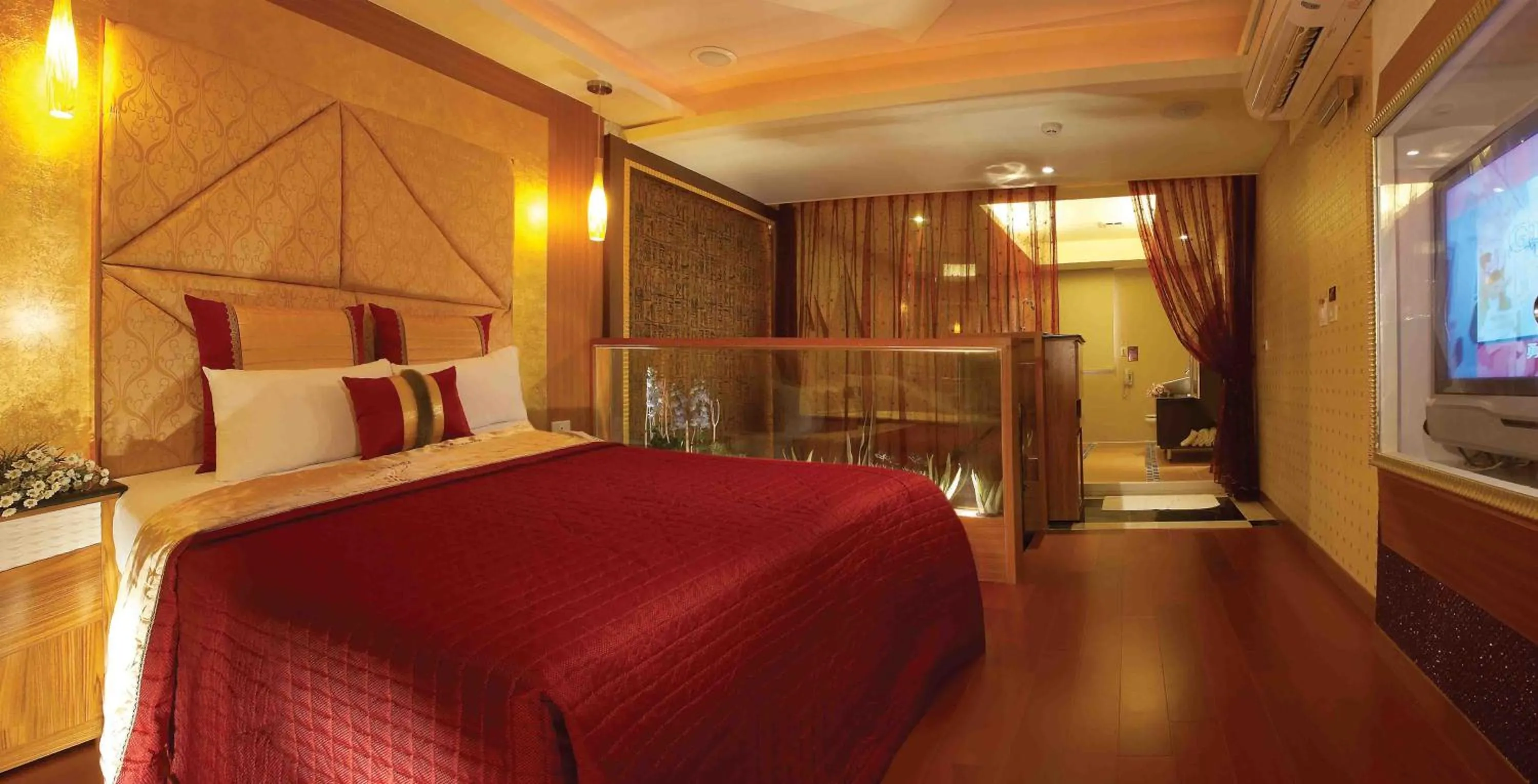 Photo of the whole room, Bed in Chateau Motel & Spa - Zuoying