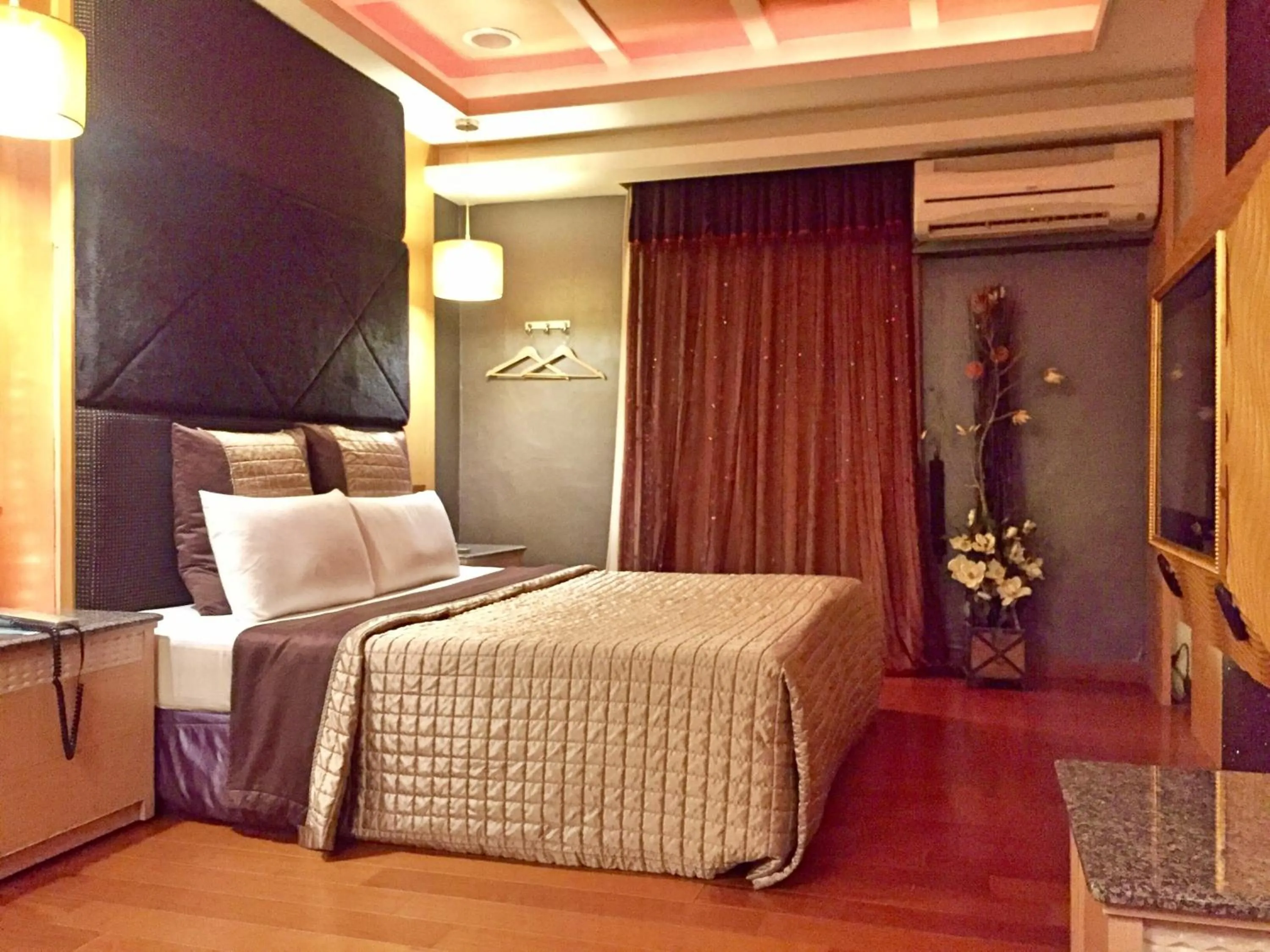 Photo of the whole room, Bed in Chateau Motel & Spa - Zuoying