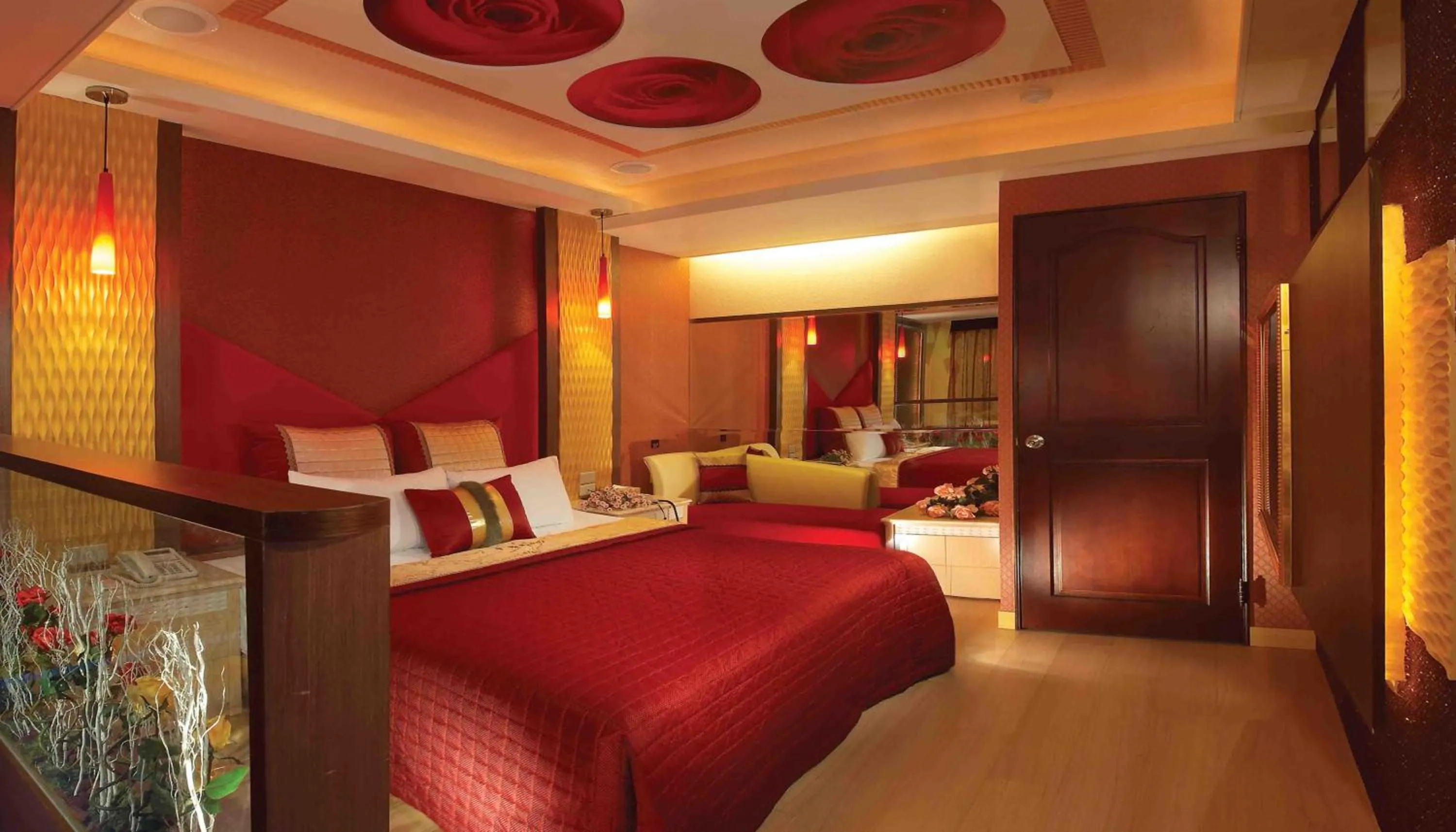 Photo of the whole room, Bed in Chateau Motel & Spa - Zuoying