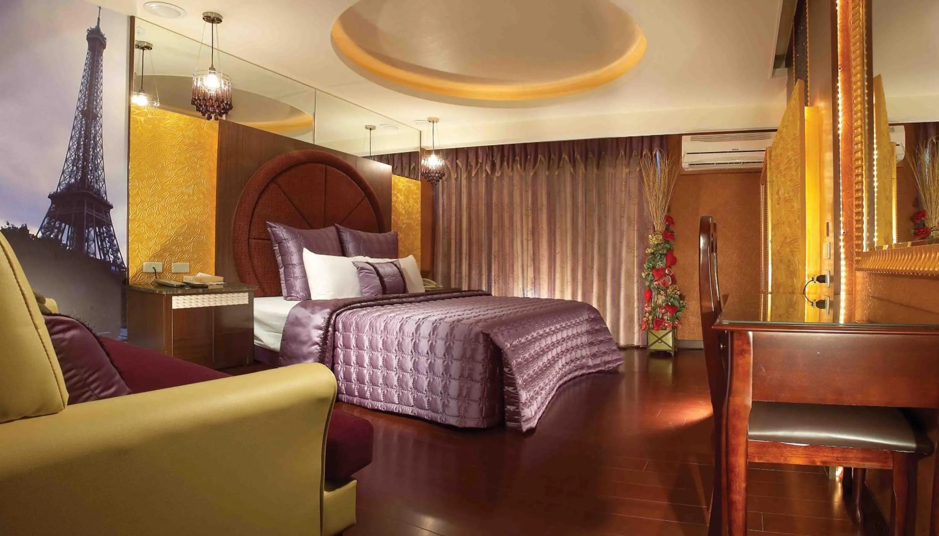 Photo of the whole room, Bed in Chateau Motel & Spa - Zuoying
