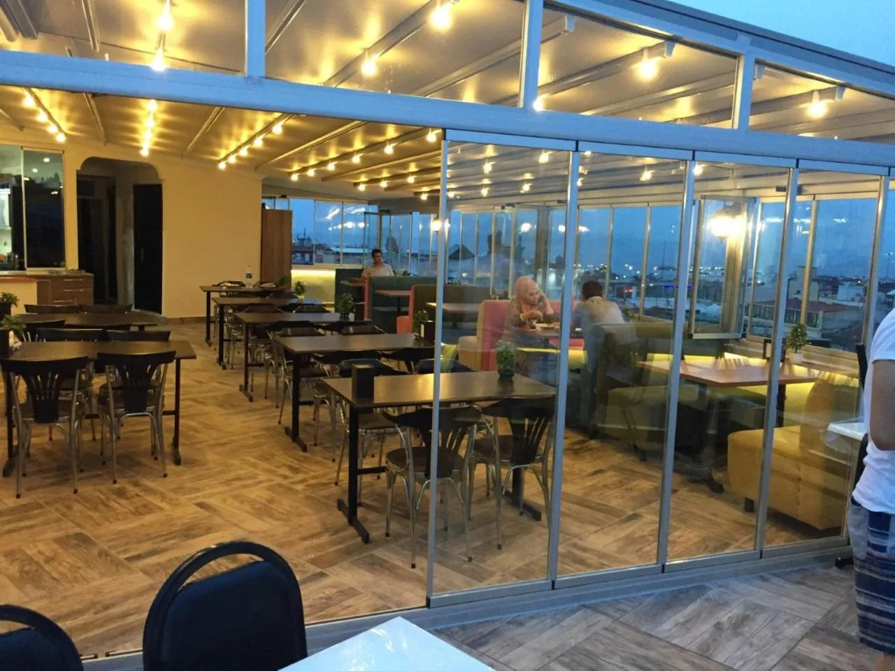 Restaurant/places to eat in Hotel Marina City