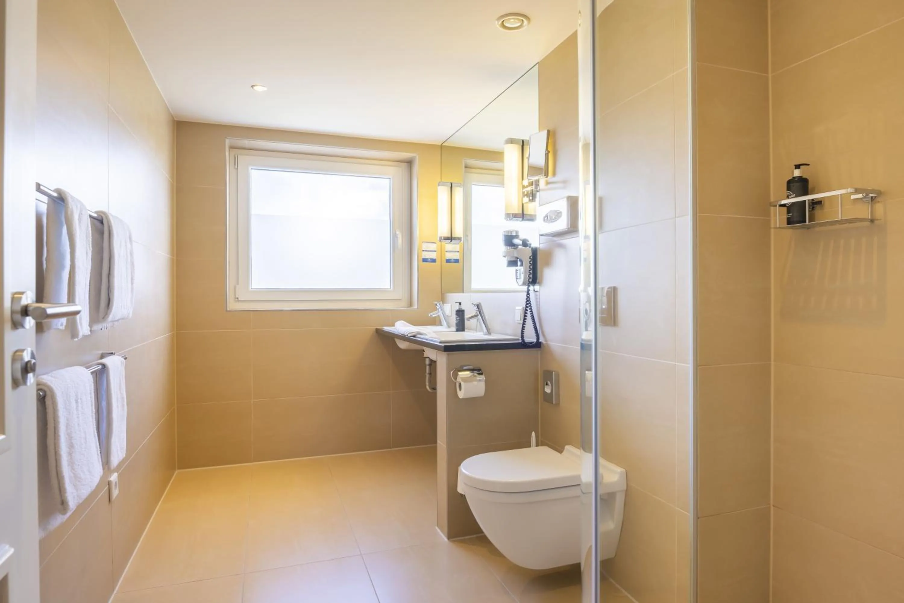 Bathroom in Hotel IV Jahreszeiten Lübeck