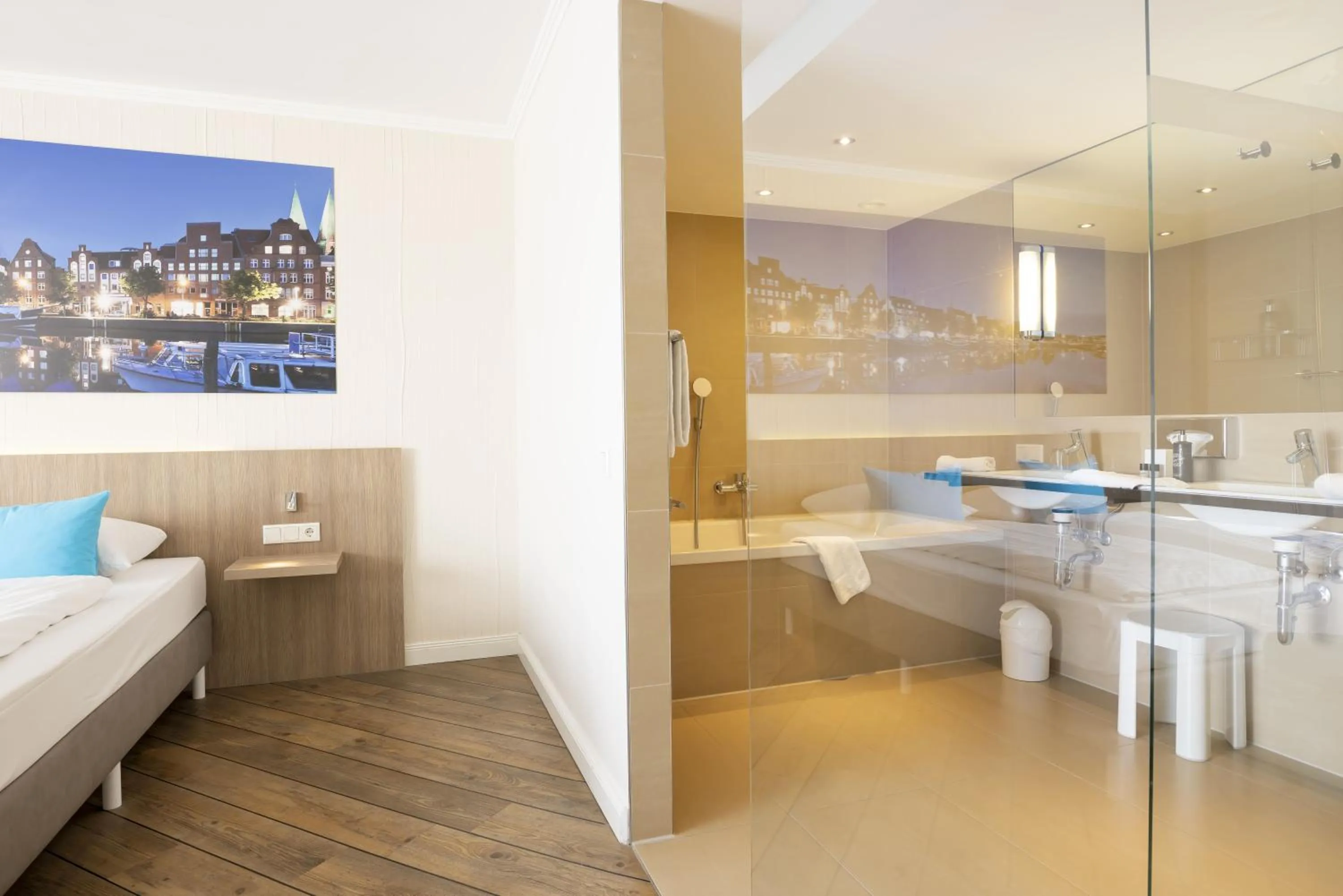 Bedroom in Hotel IV Jahreszeiten Lübeck