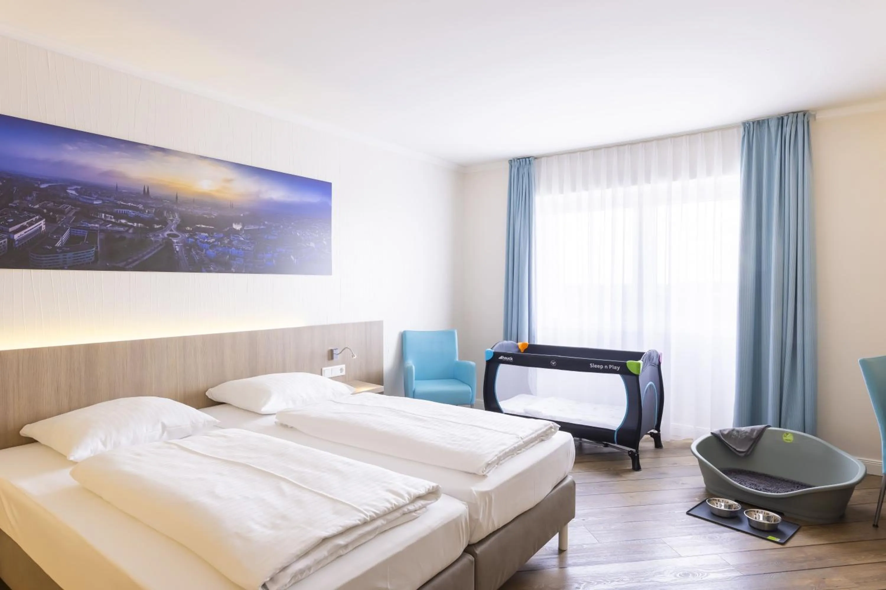 Bedroom, Bed in Hotel IV Jahreszeiten Lübeck