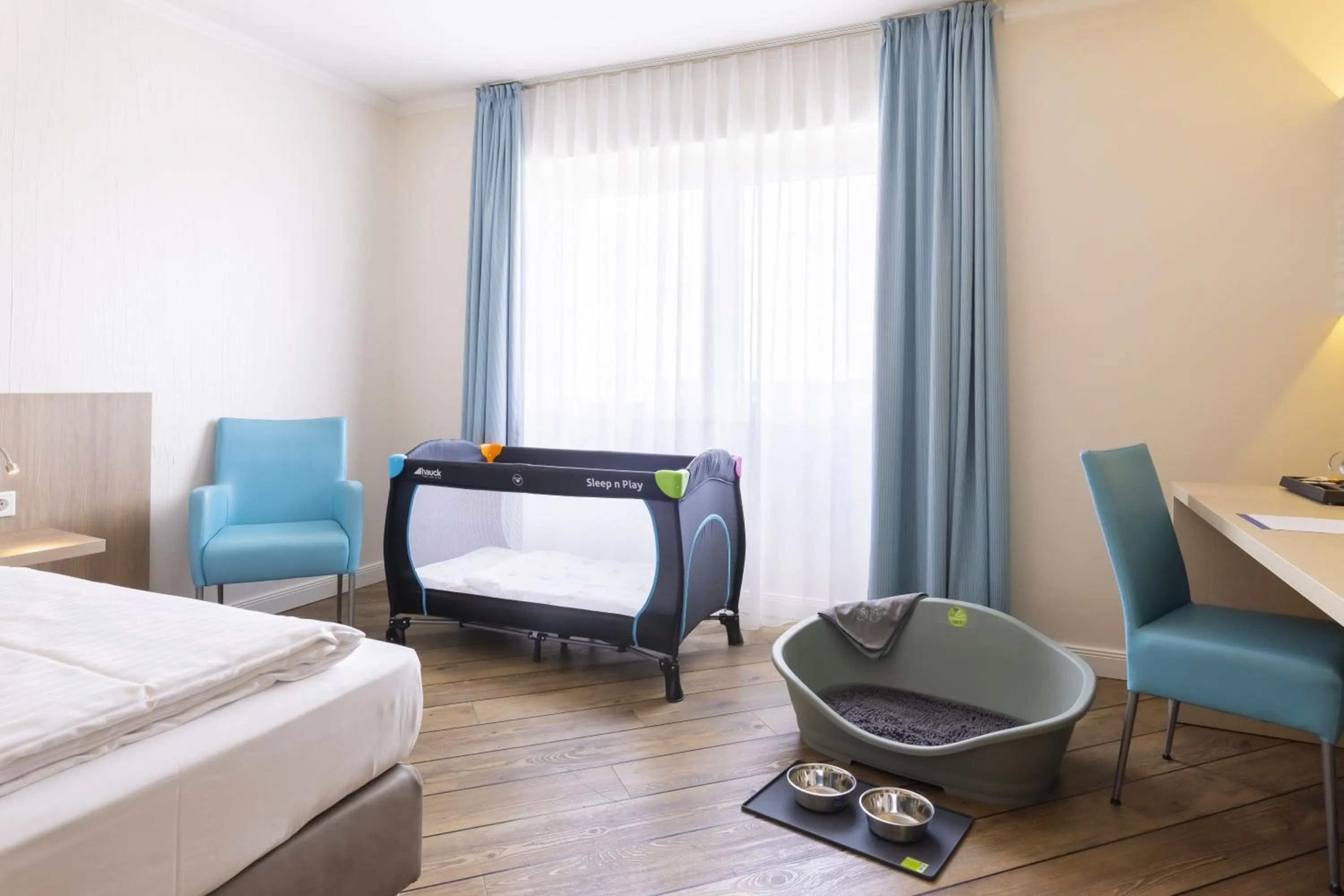 Bedroom, Bed in Hotel IV Jahreszeiten Lübeck