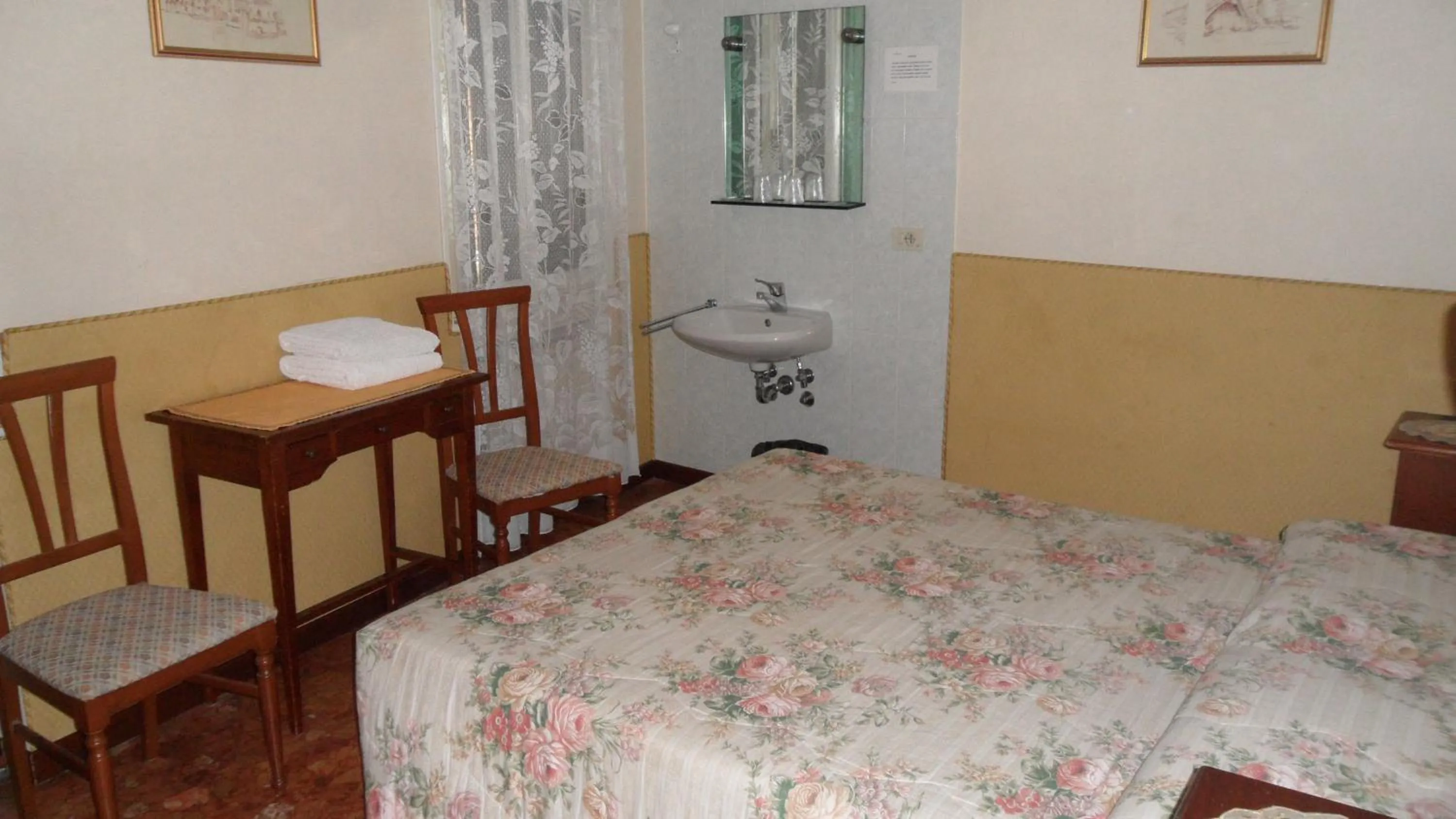 Photo of the whole room in Hotel Locanda Ca' Foscari