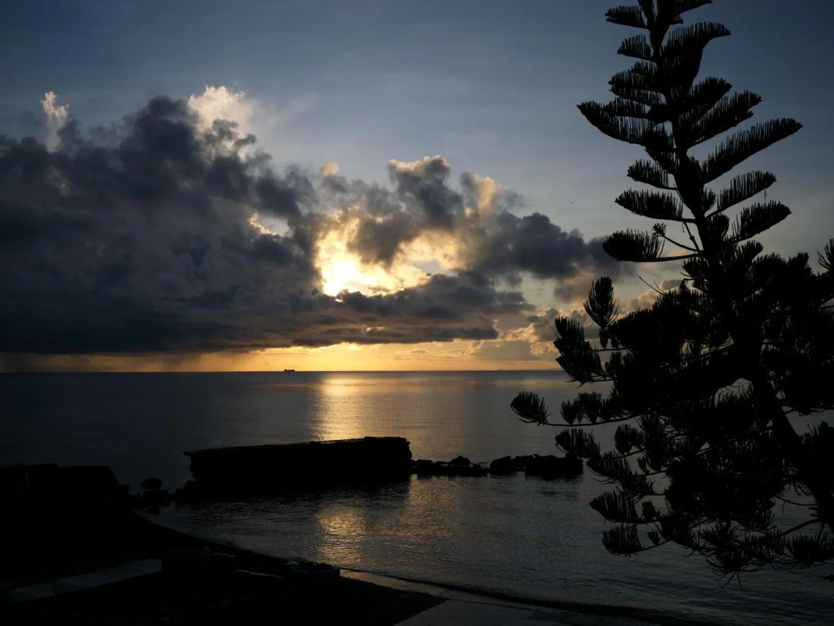 Las Flores Beachside Hotel