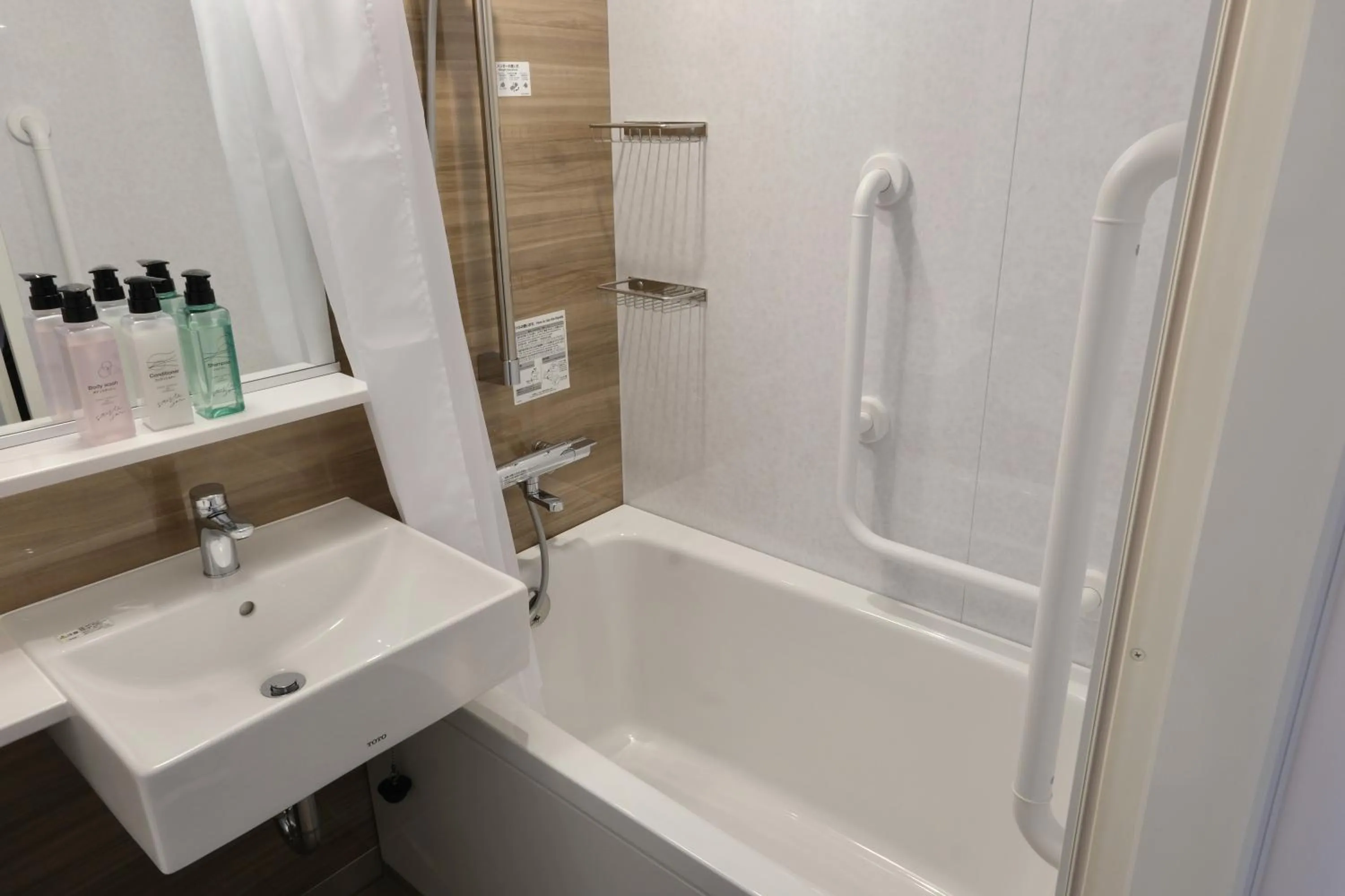 Shower in Belmont Hotel