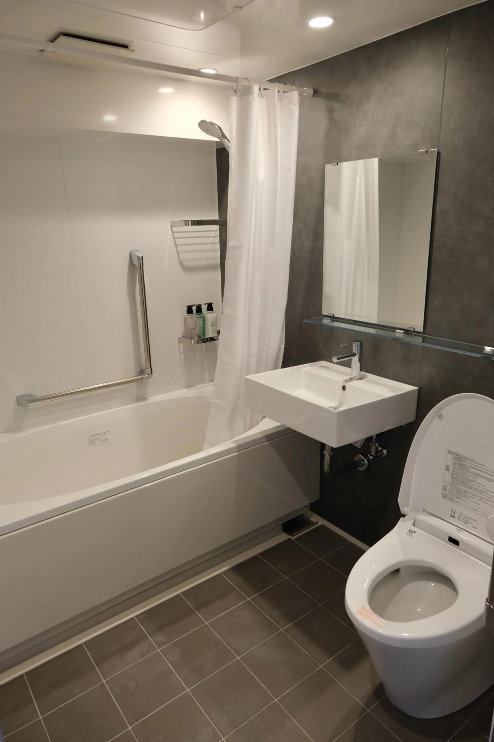 Shower in Belmont Hotel