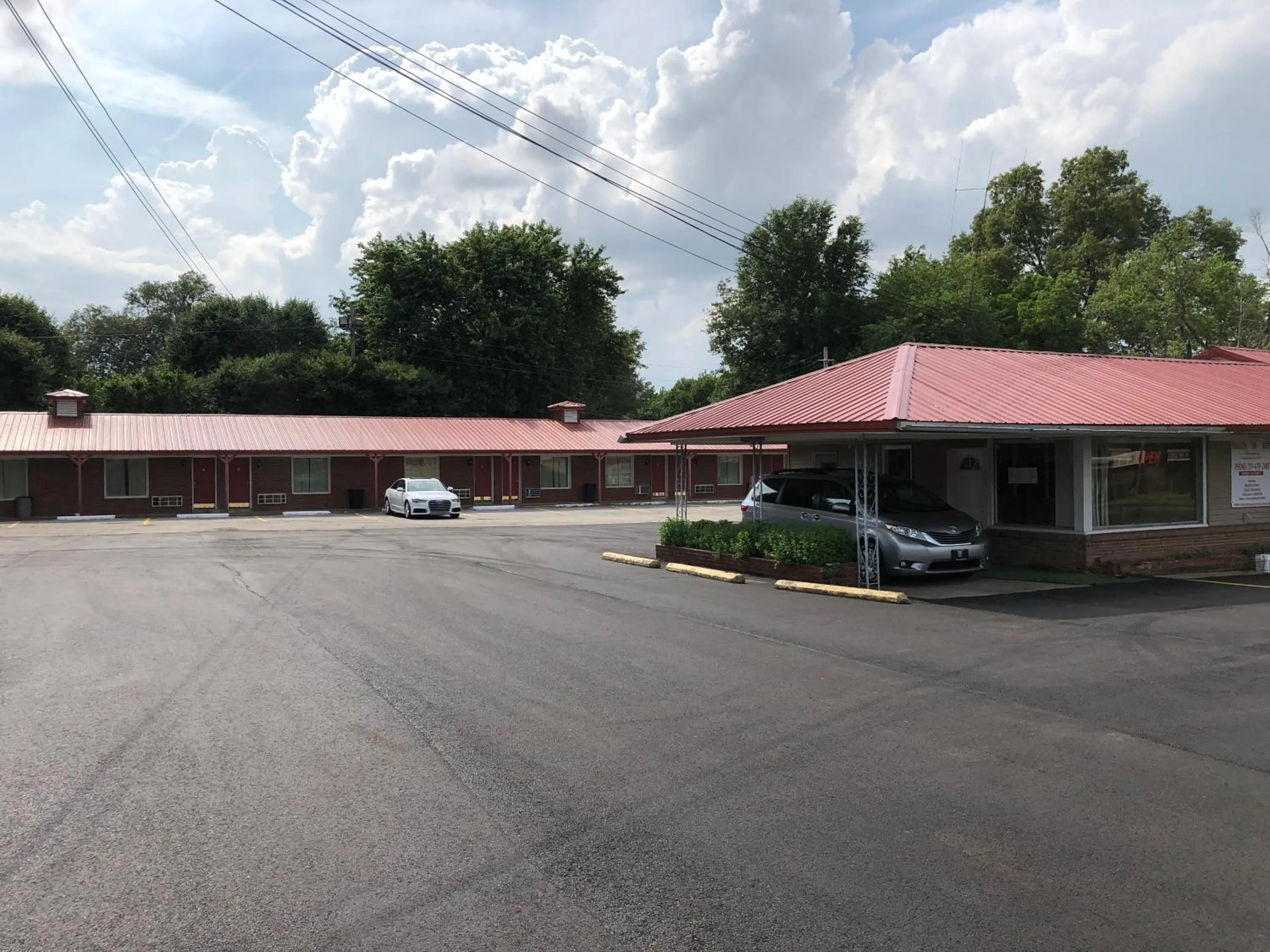 Parking in Travelers Inn Motel