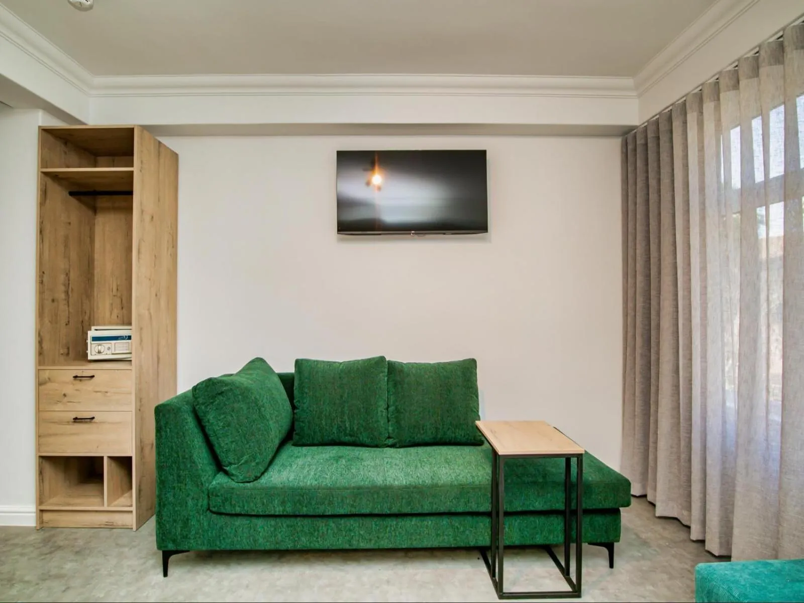 Photo of the whole room in 9 On Barrack