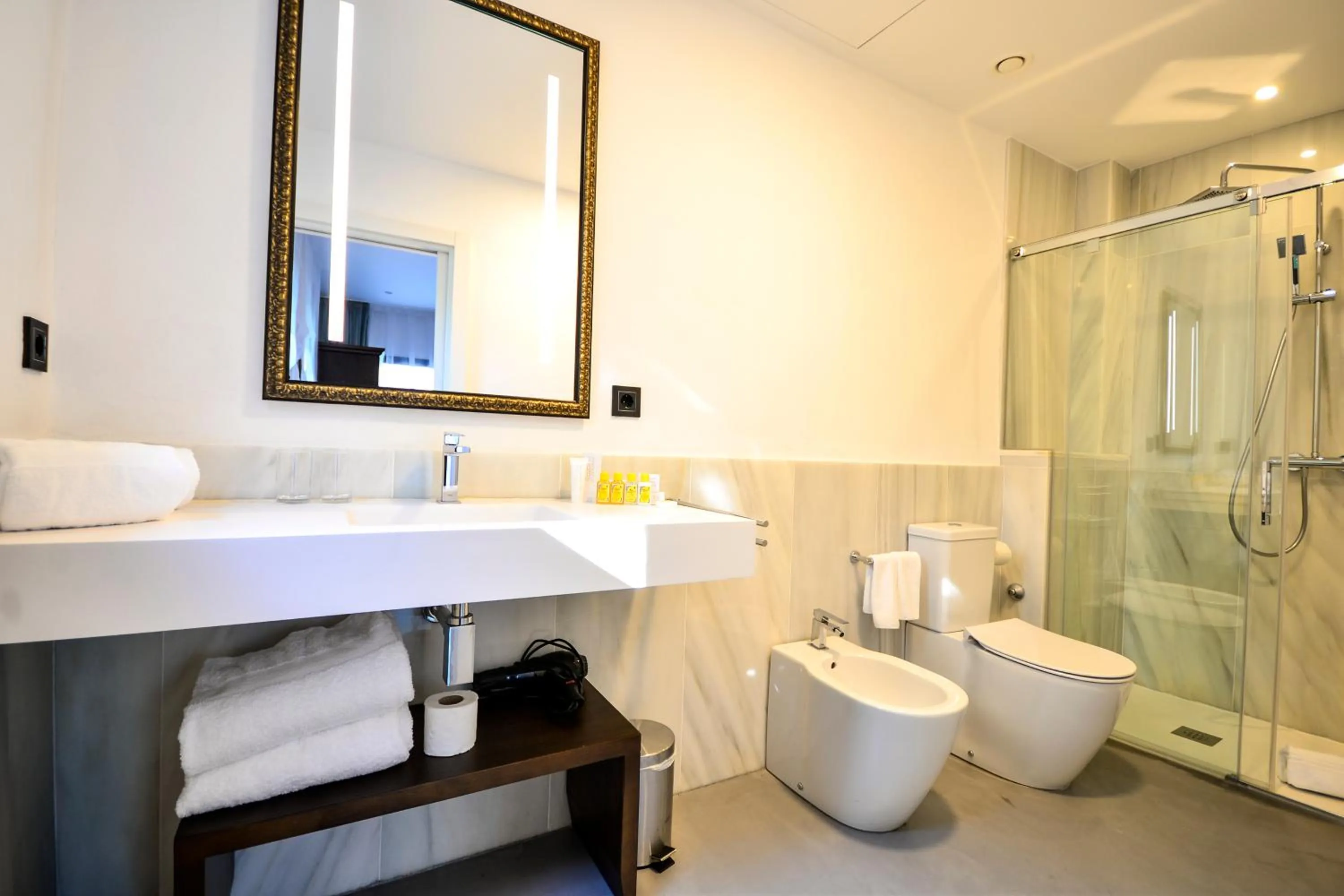 Toilet in Legado Alcazar Hotel