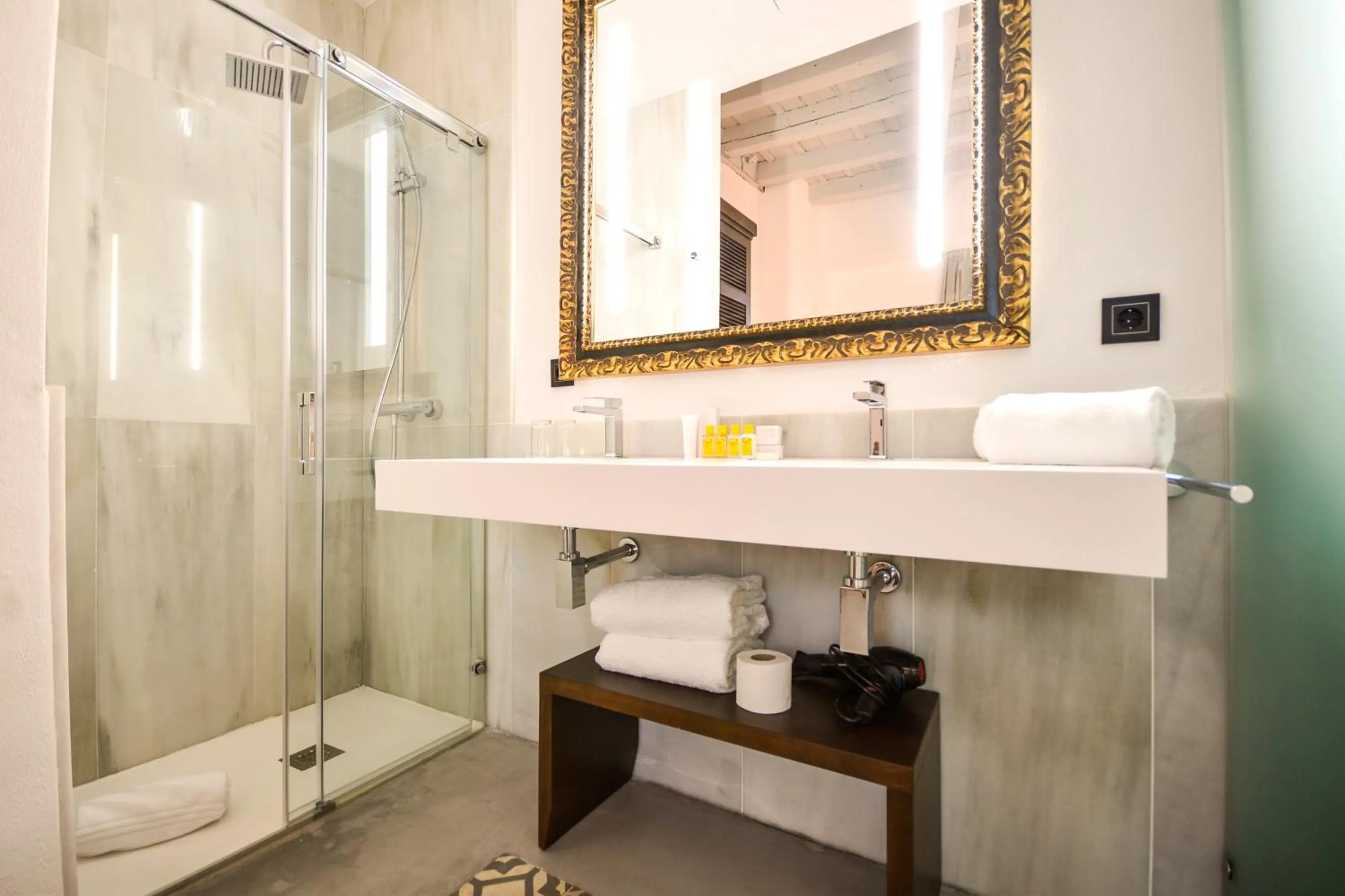 Toilet in Legado Alcazar Hotel