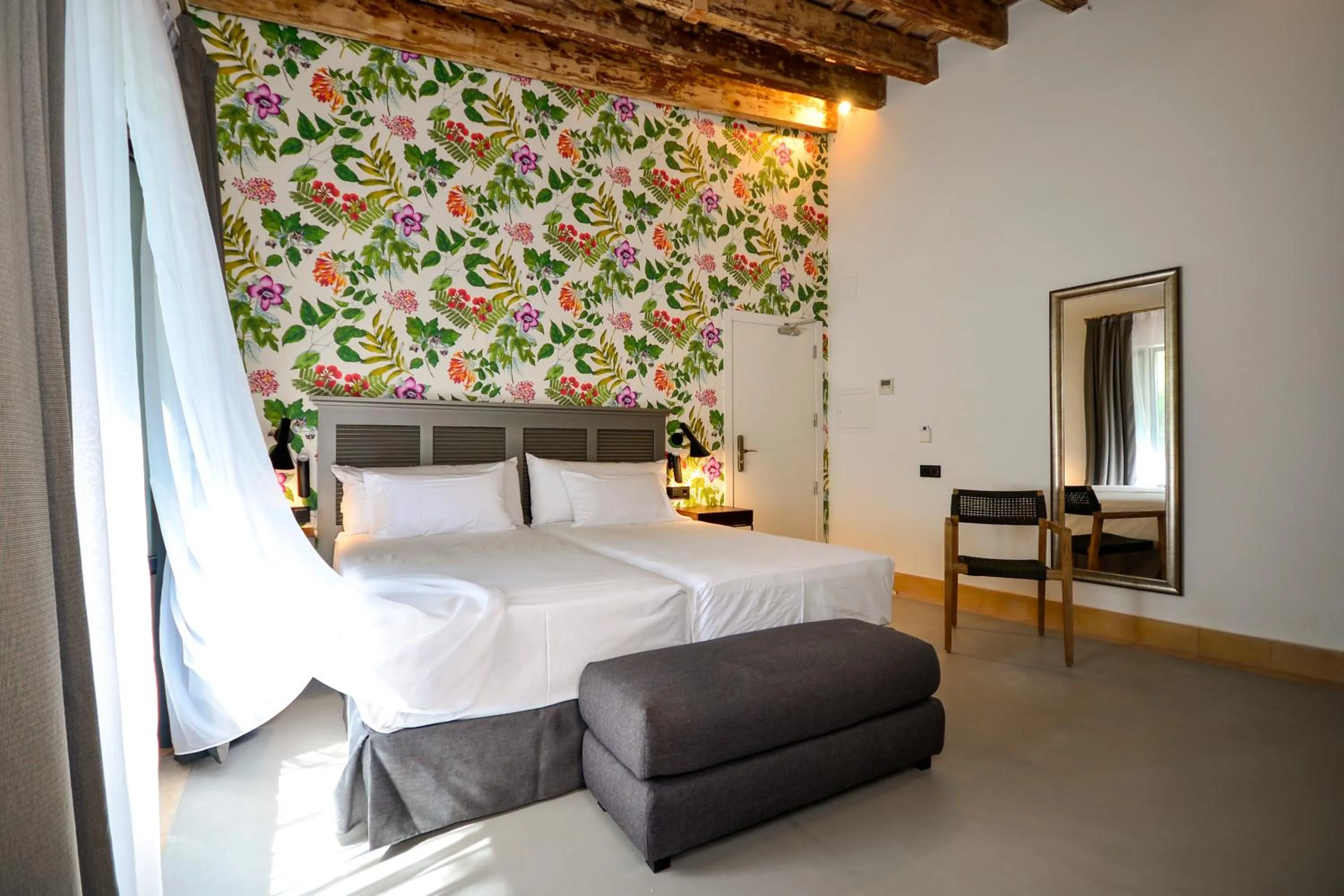 Photo of the whole room, Bed in Legado Alcazar Hotel