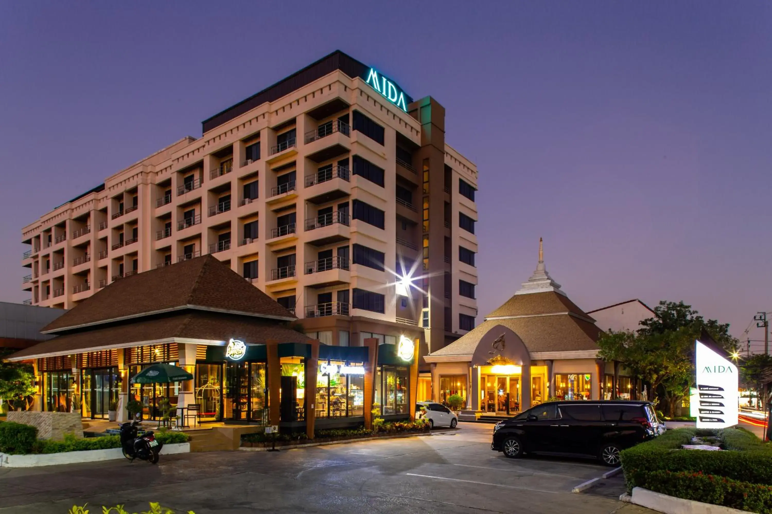 Property building in Mida Hotel Don Mueang Airport Property building in Mida Hotel Don Mueang Airport
