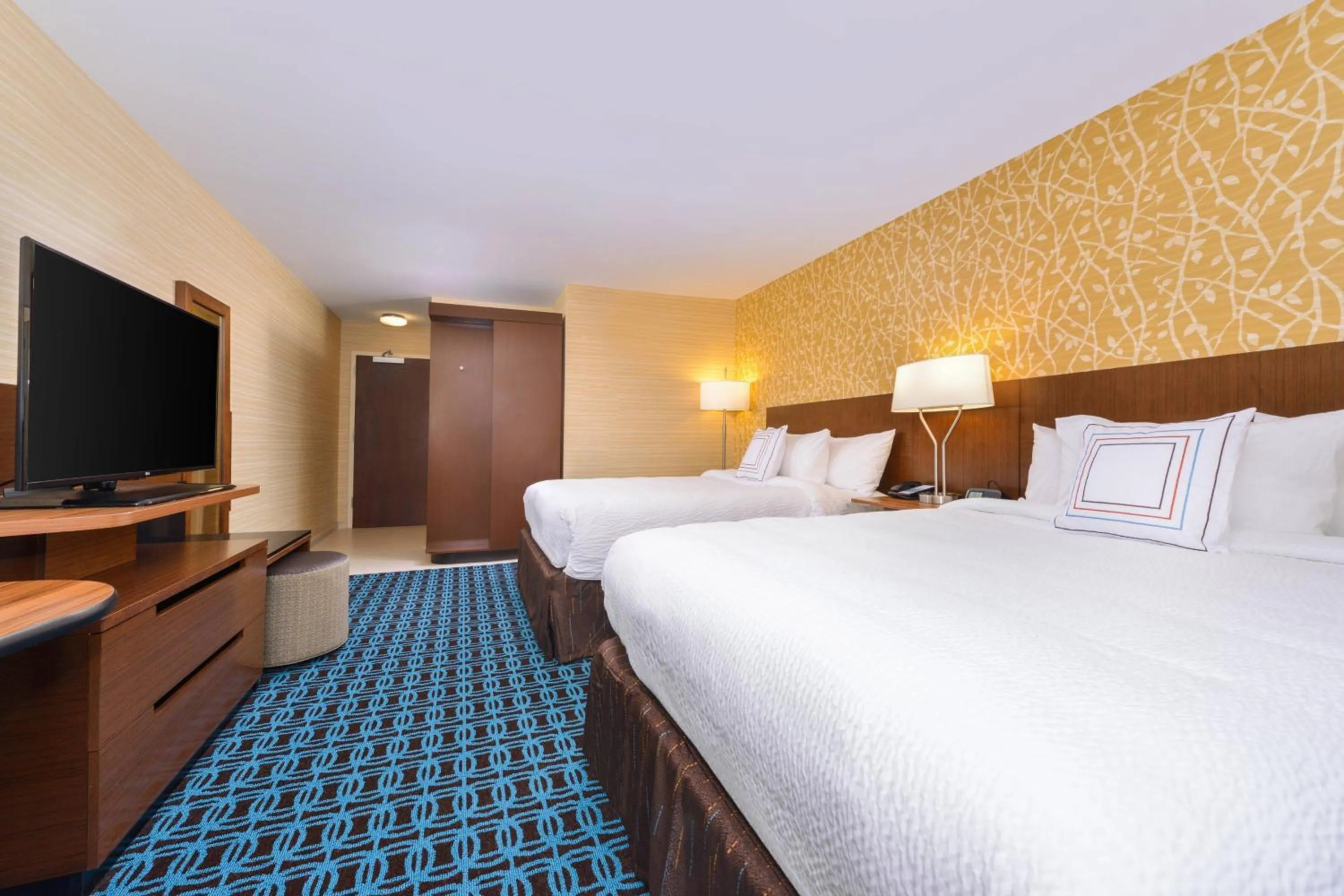 Photo of the whole room, Bed in Fairfield Inn & Suites by Marriott Coralville