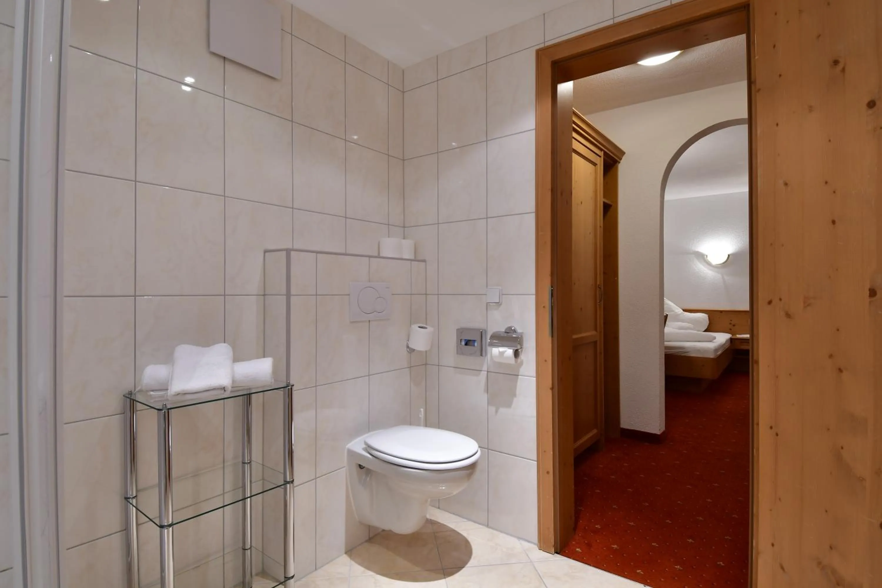 Toilet in Hotel Höllroah