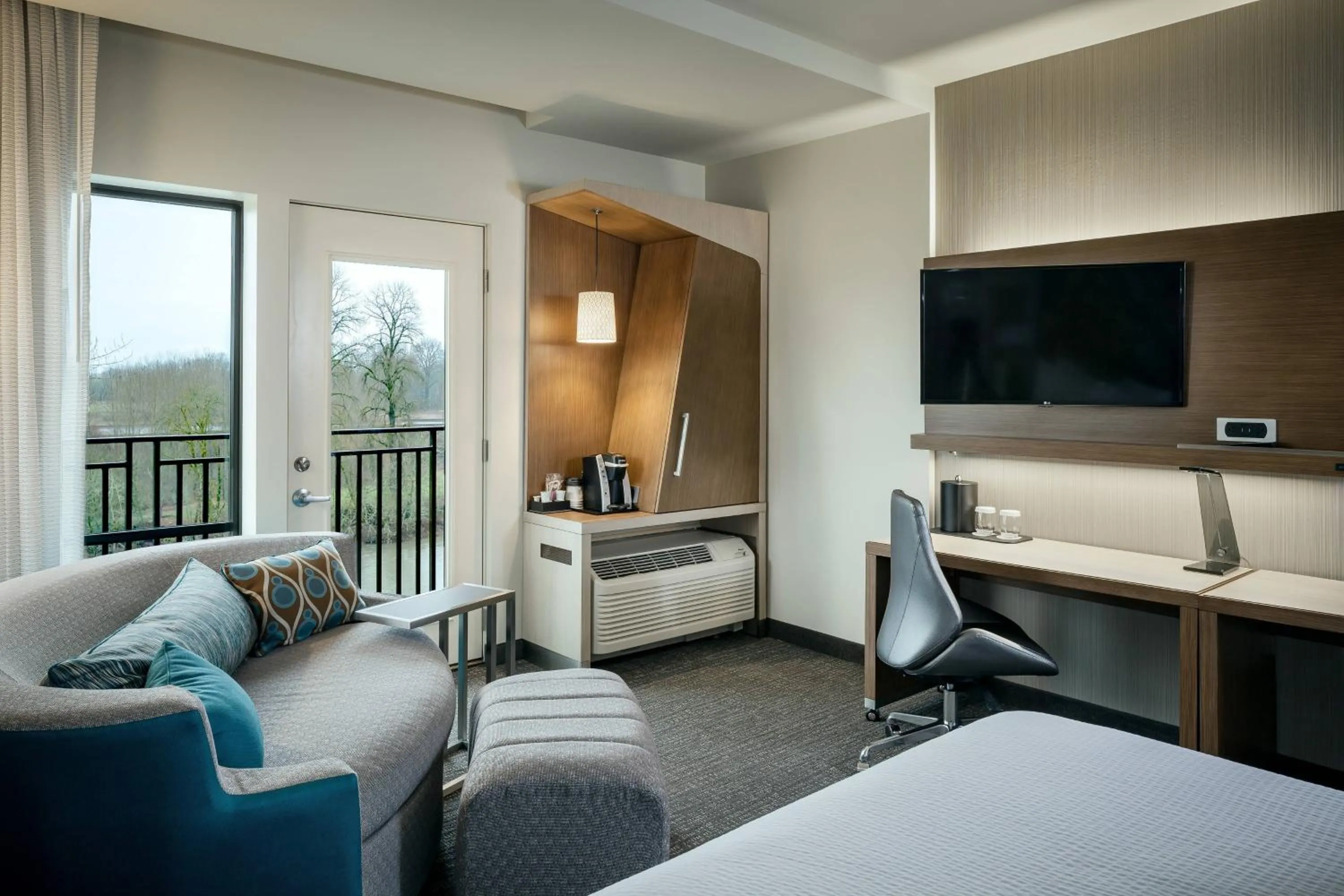 Living room, Bed in Courtyard by Marriott Corvallis