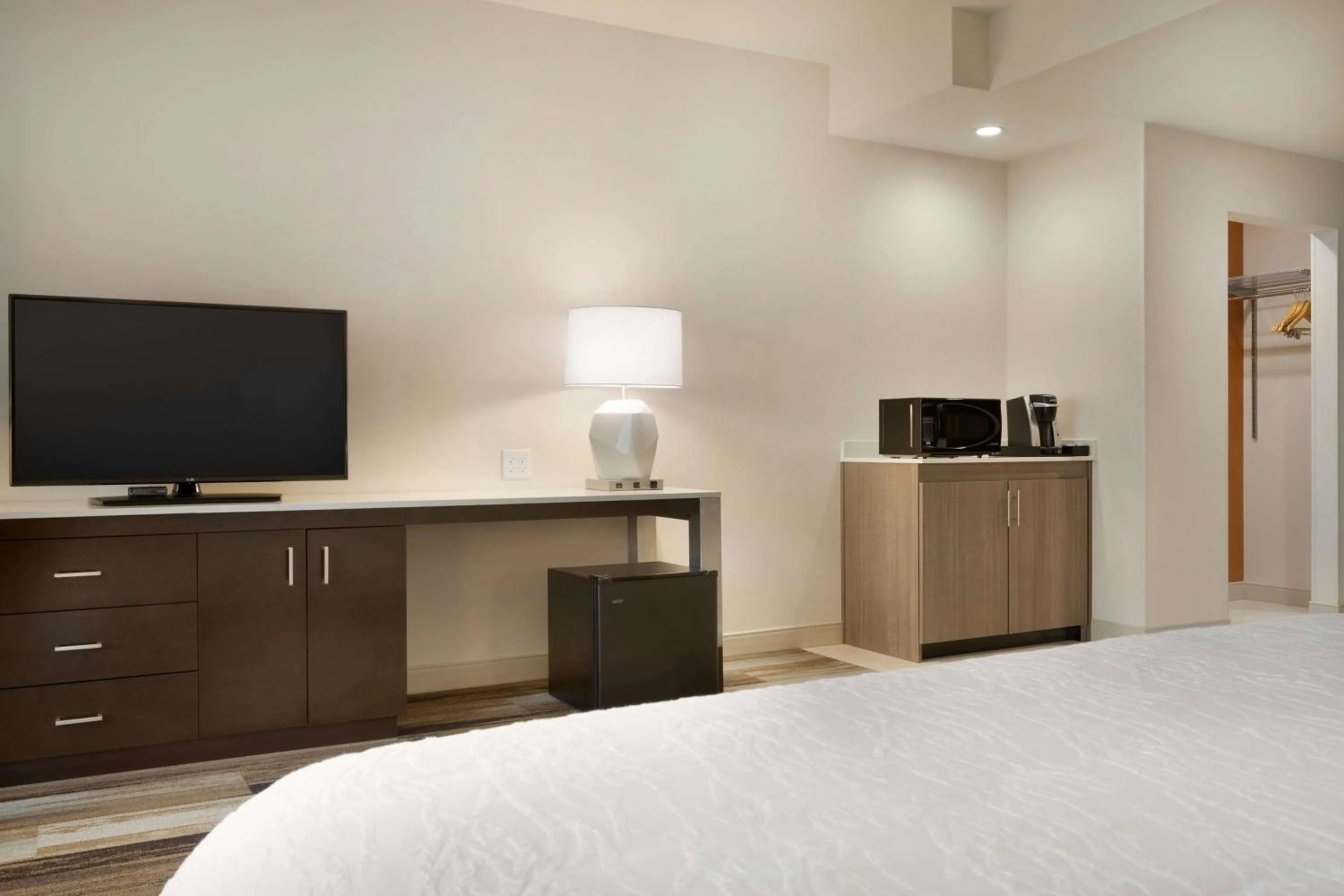 Bedroom, Bed in Hilton Garden Inn Downtown Birmingham