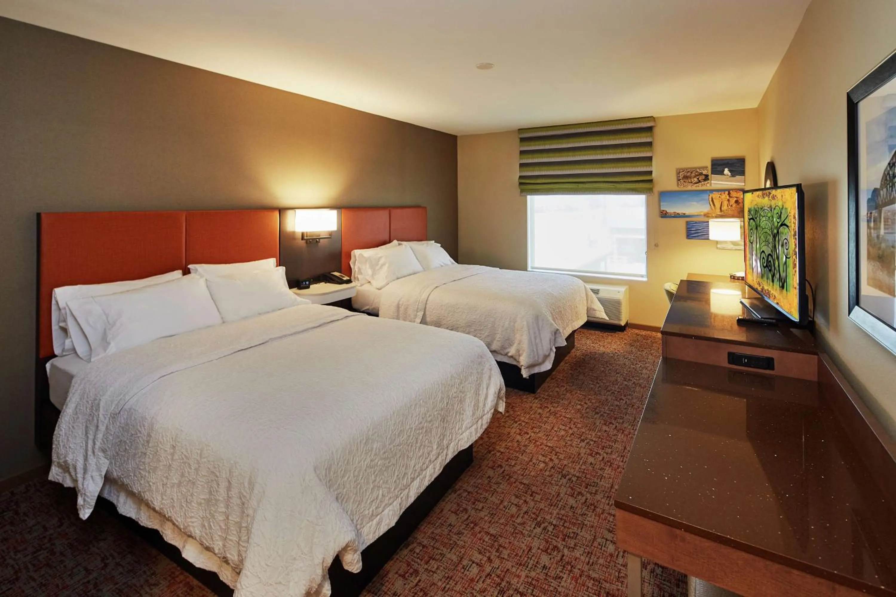 Bedroom, Bed in Hampton Inn Parker, AZ