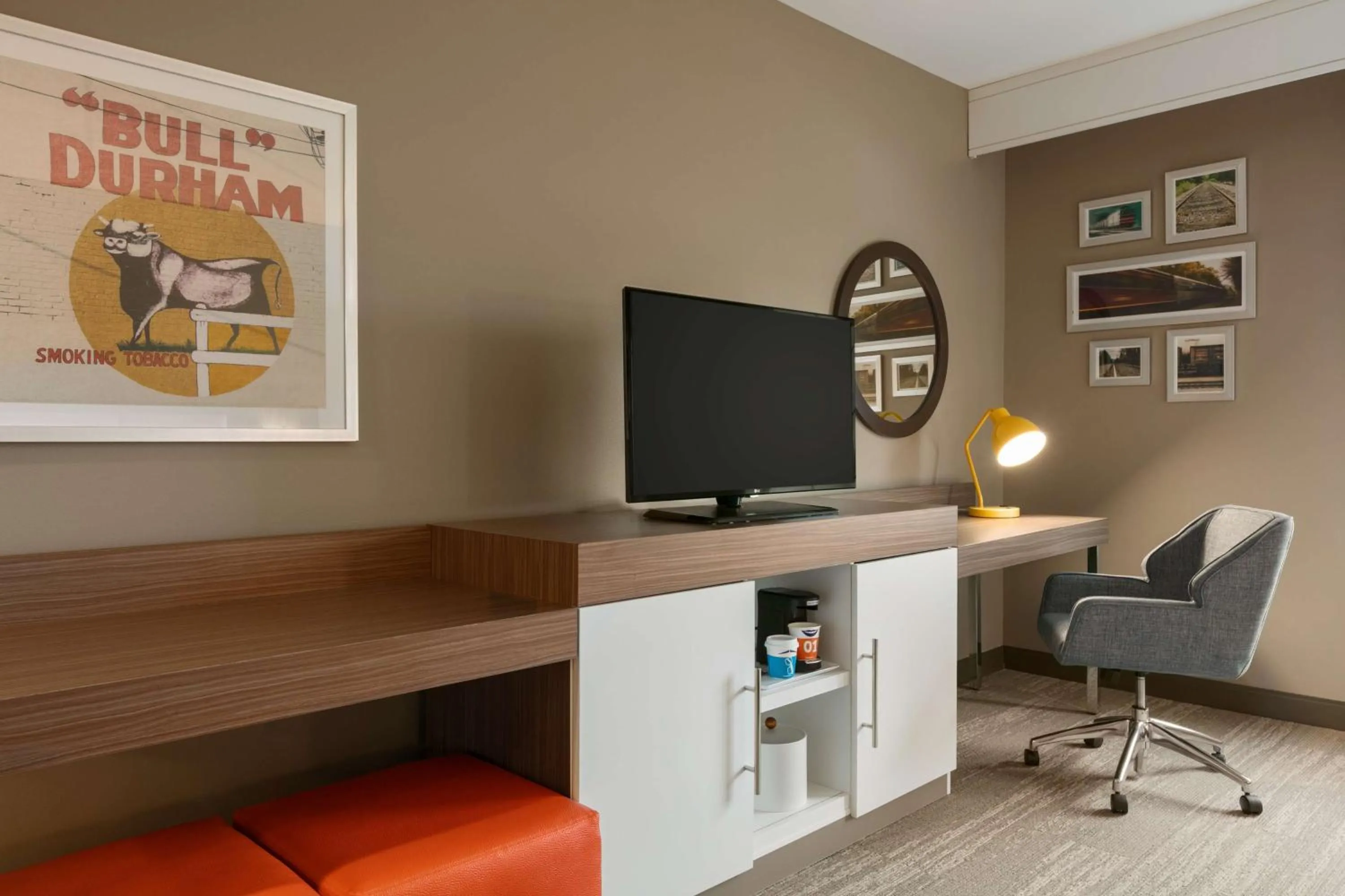 Bedroom in Hampton Inn Kernersville