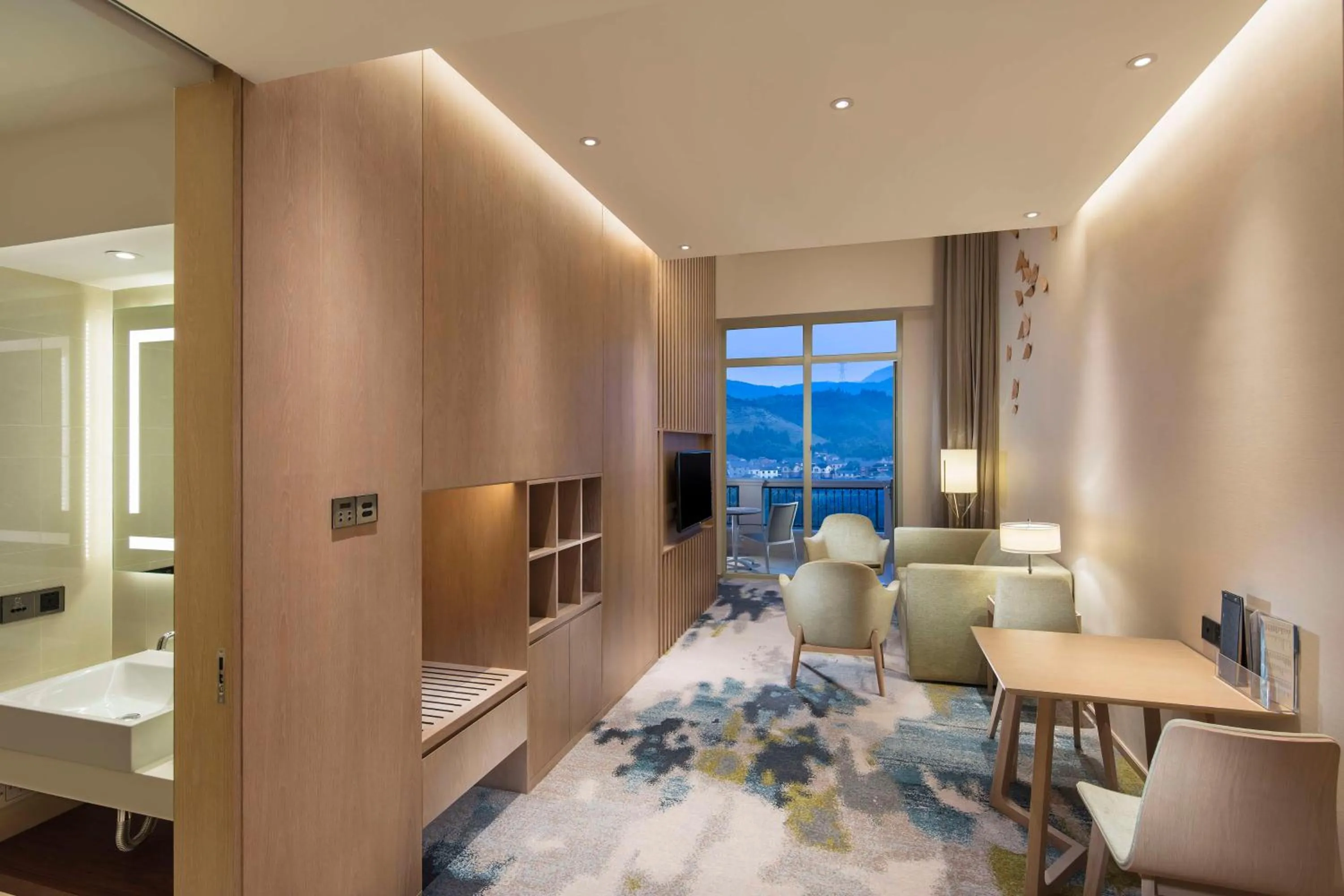 Living room, Bed in Hilton Garden Inn Hangzhou Lu'Niao