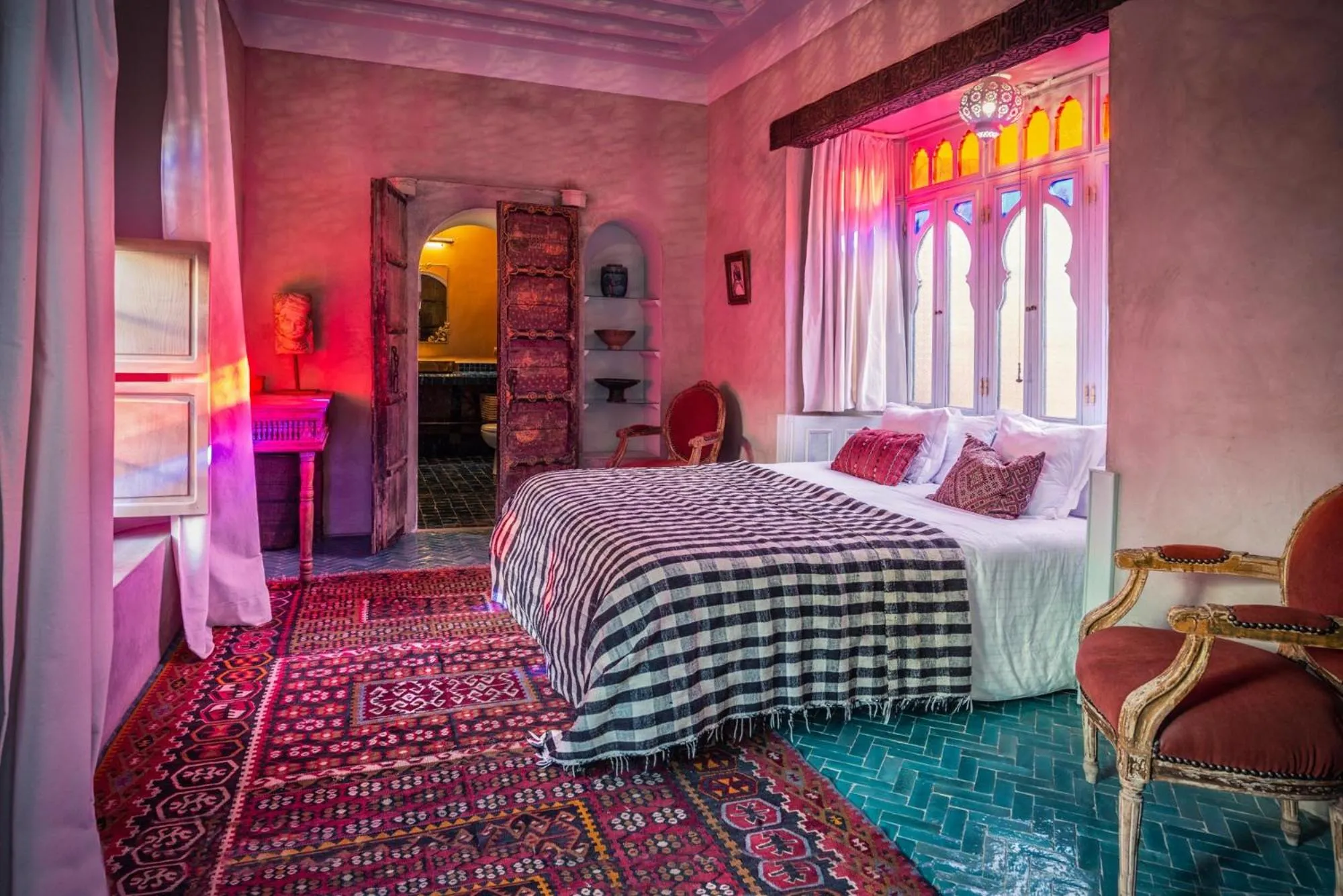 Photo of the whole room, Bed in Riad Kbour & Chou