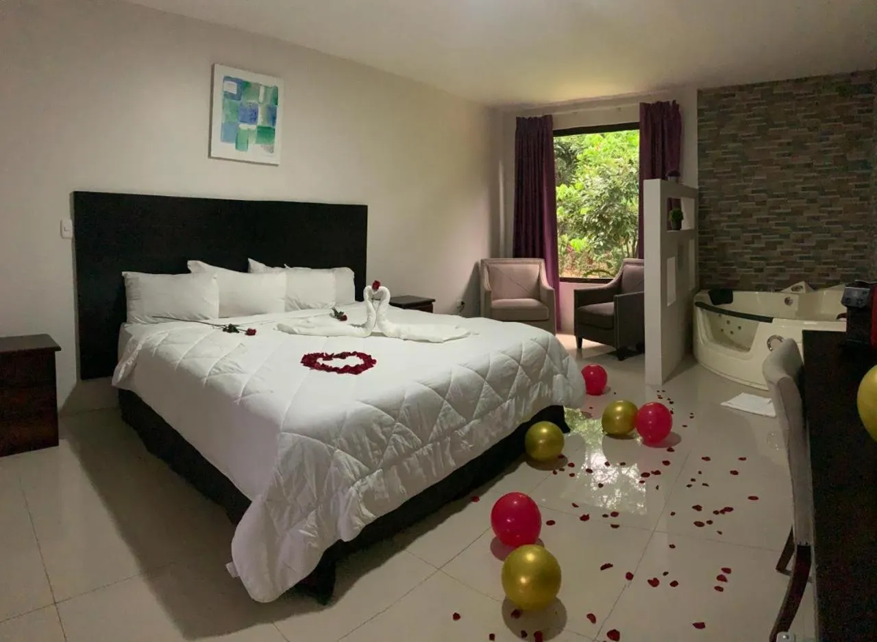 Toilet, Bed in Hotel Los Rios