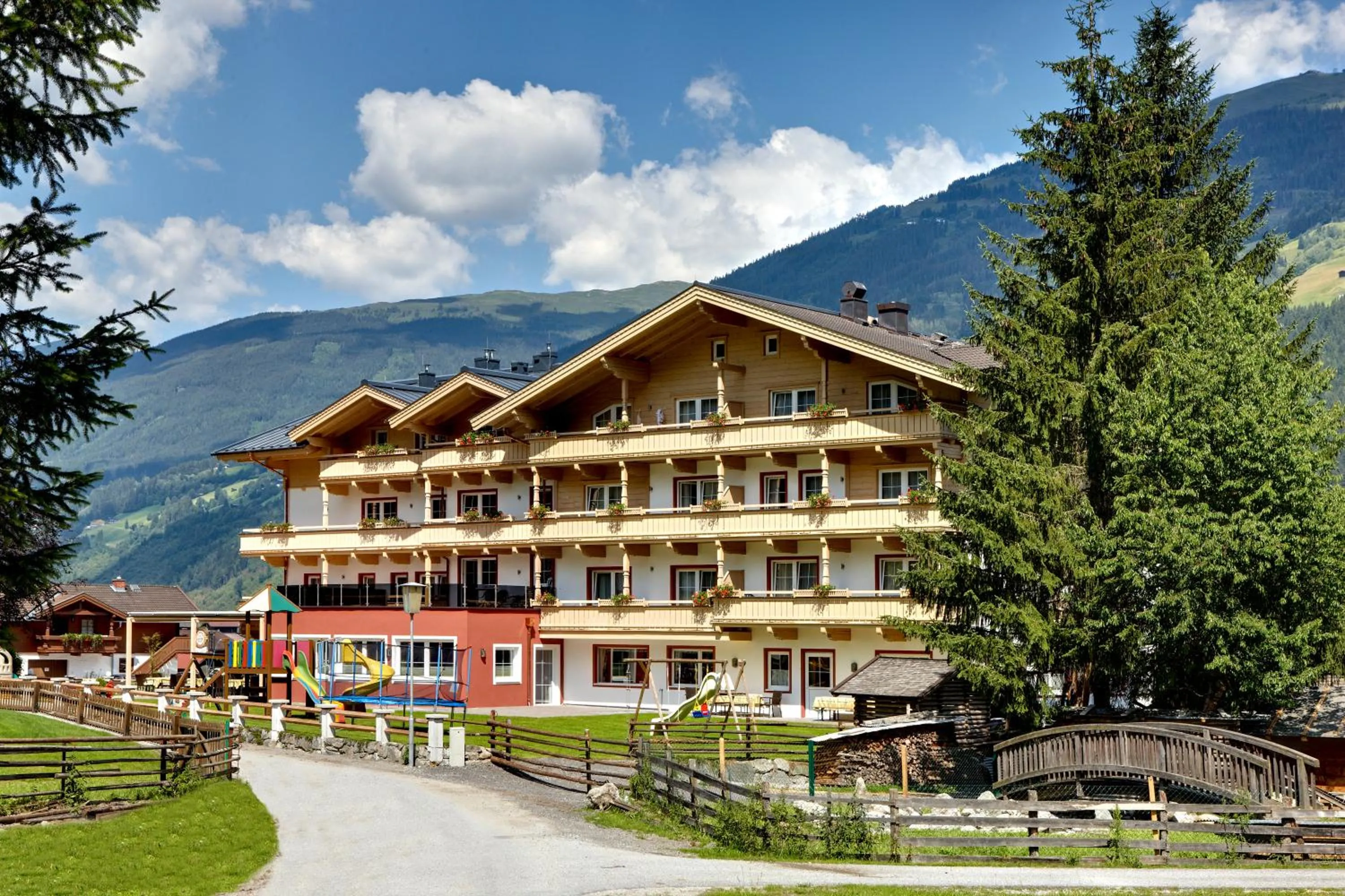 Facade/entrance in Hotel Grundlhof