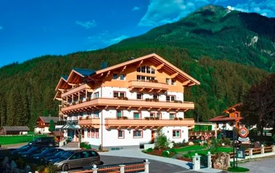 Facade/entrance in Hotel Grundlhof