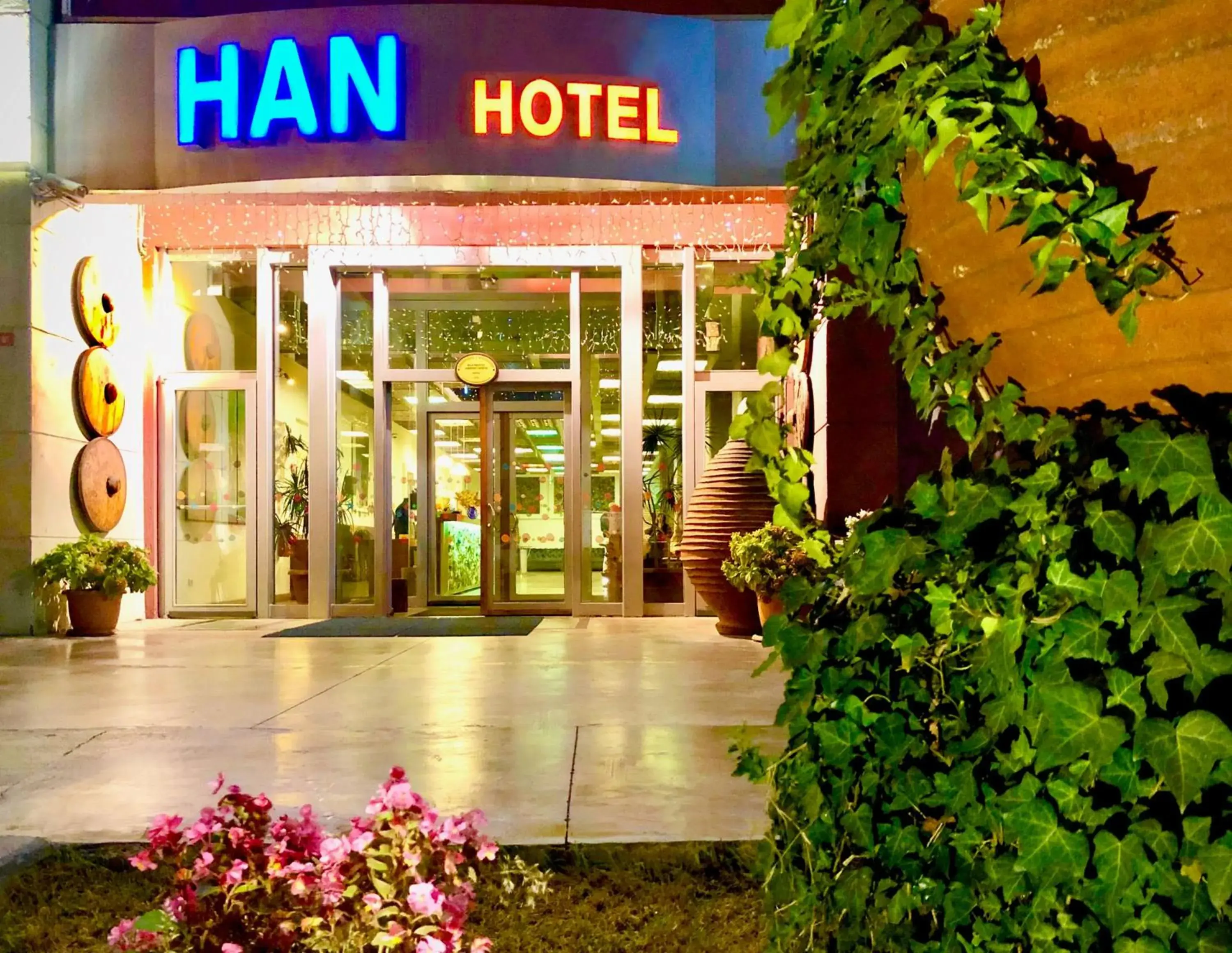 Facade/entrance in Han Hotel Facade/entrance in Han Hotel