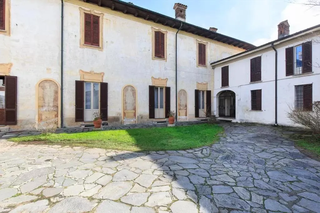 Property building in Villa Mereghetti