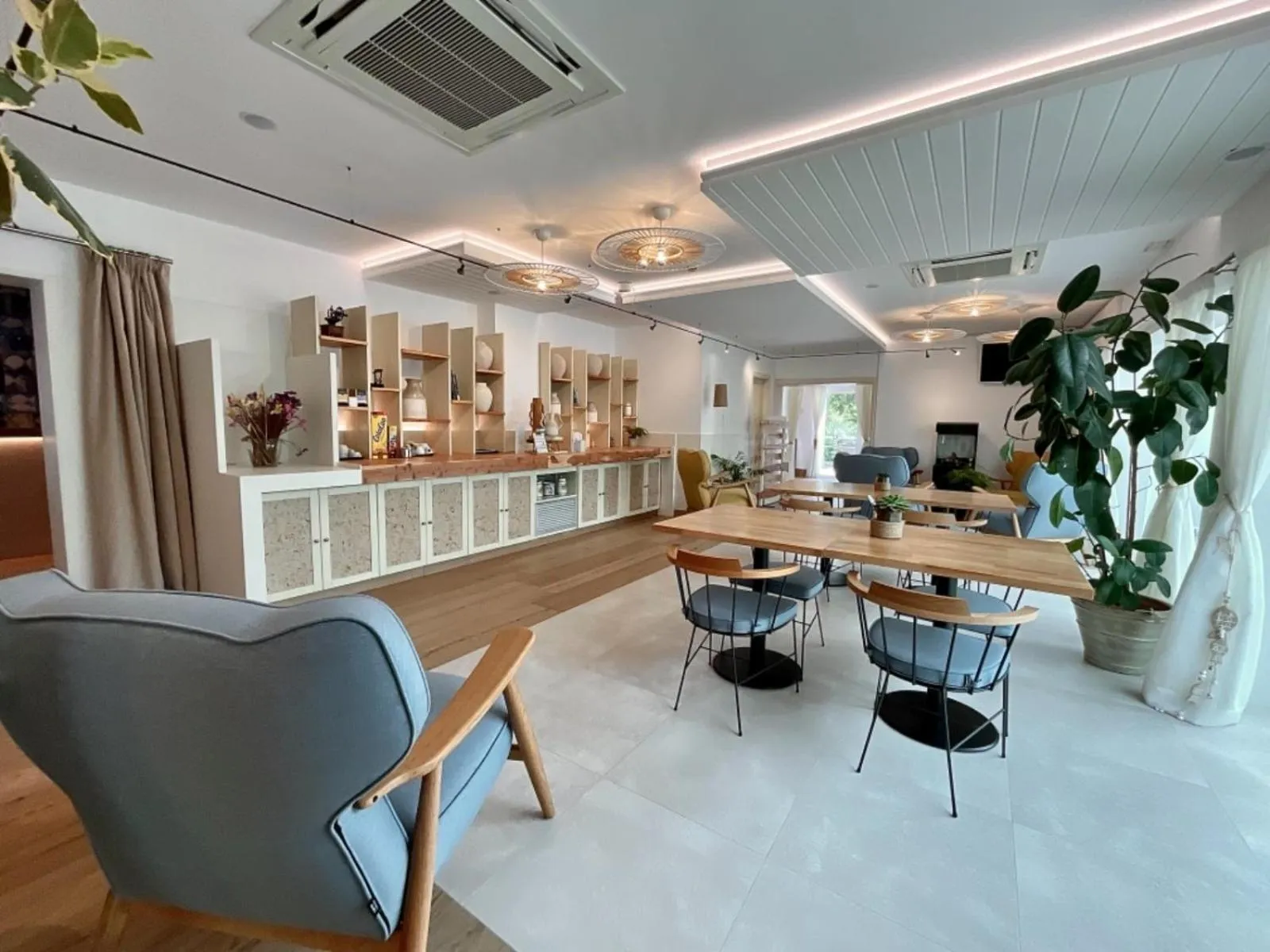 Restaurant/places to eat in Lux Isla