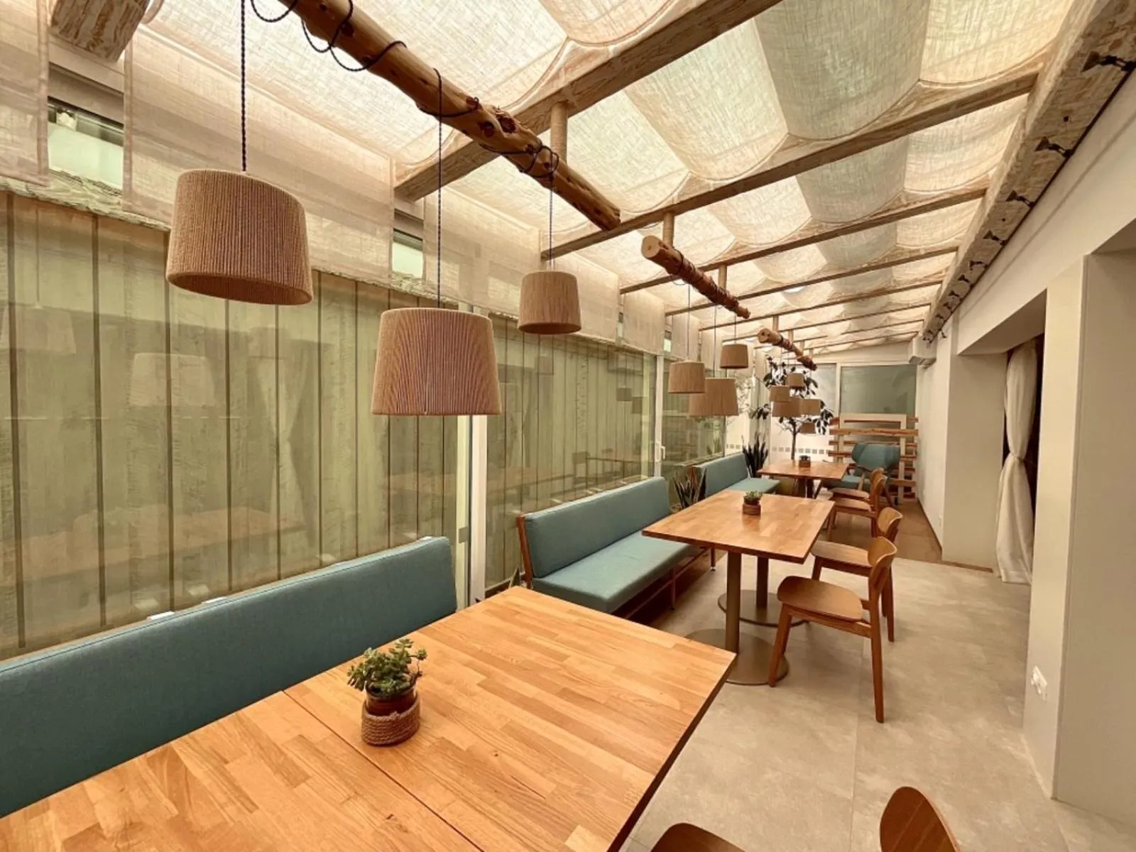 Restaurant/places to eat in Lux Isla