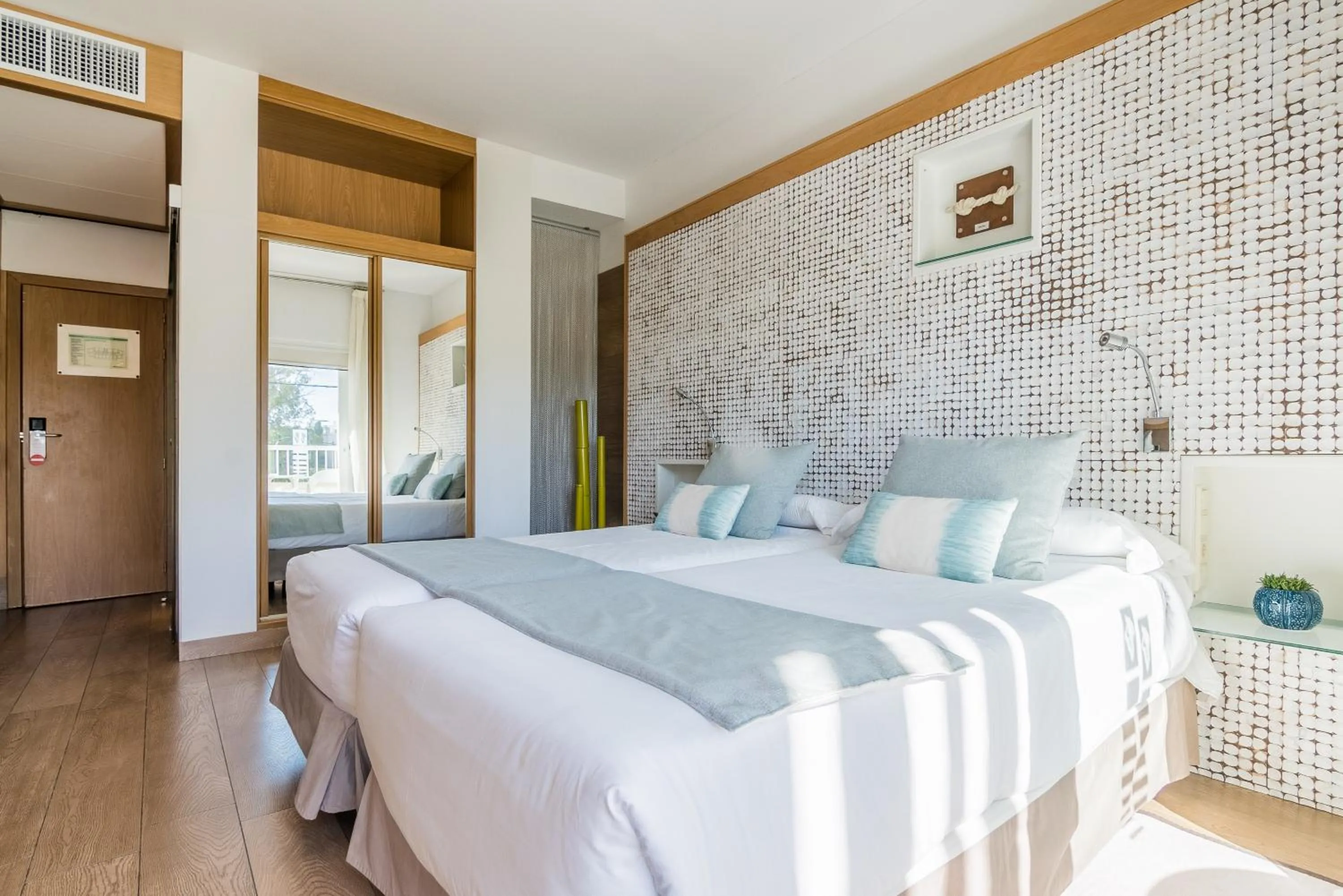 Photo of the whole room, Bed in Lux Isla