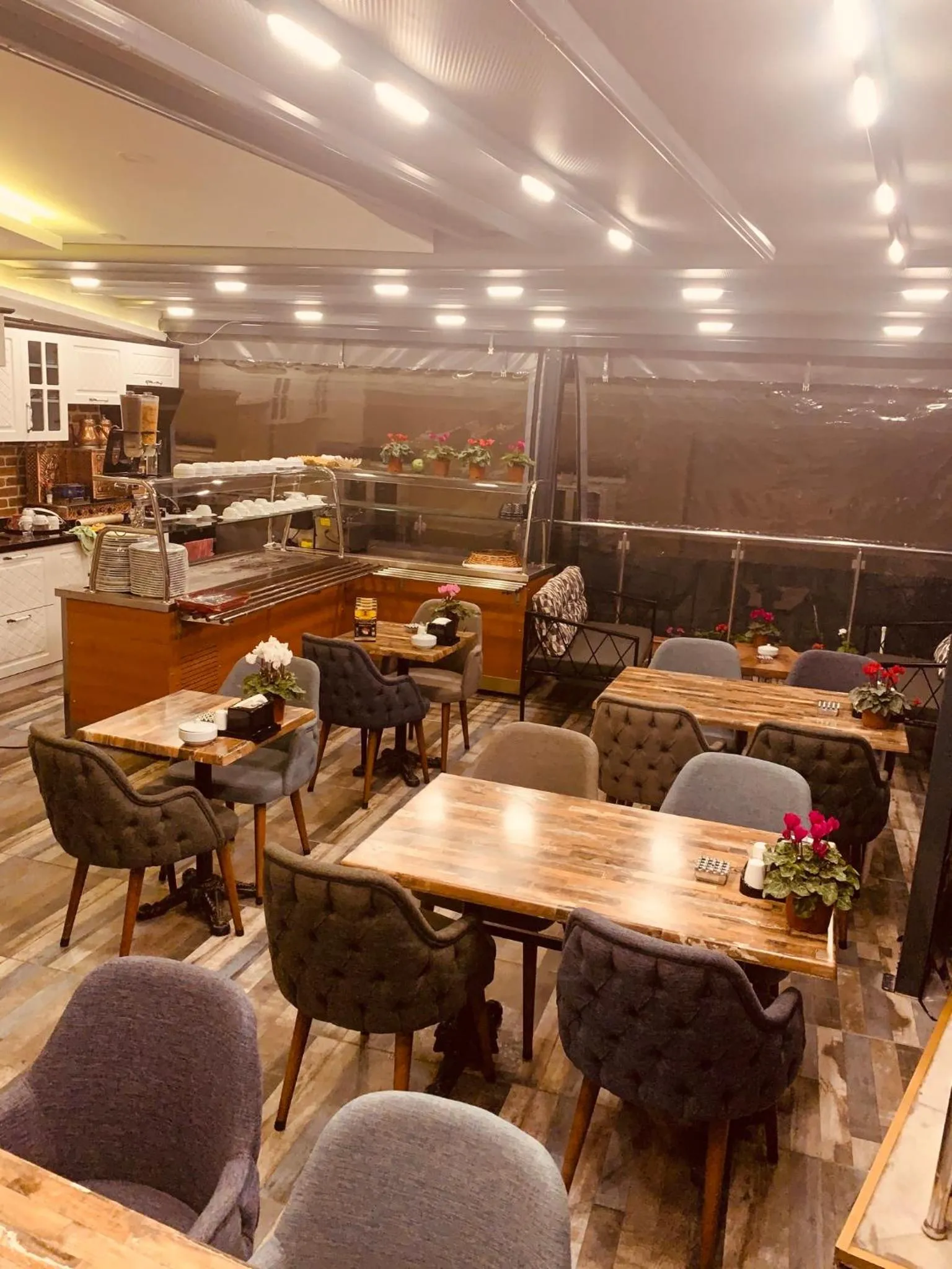 Restaurant/places to eat in Gulhane Corner Hotel